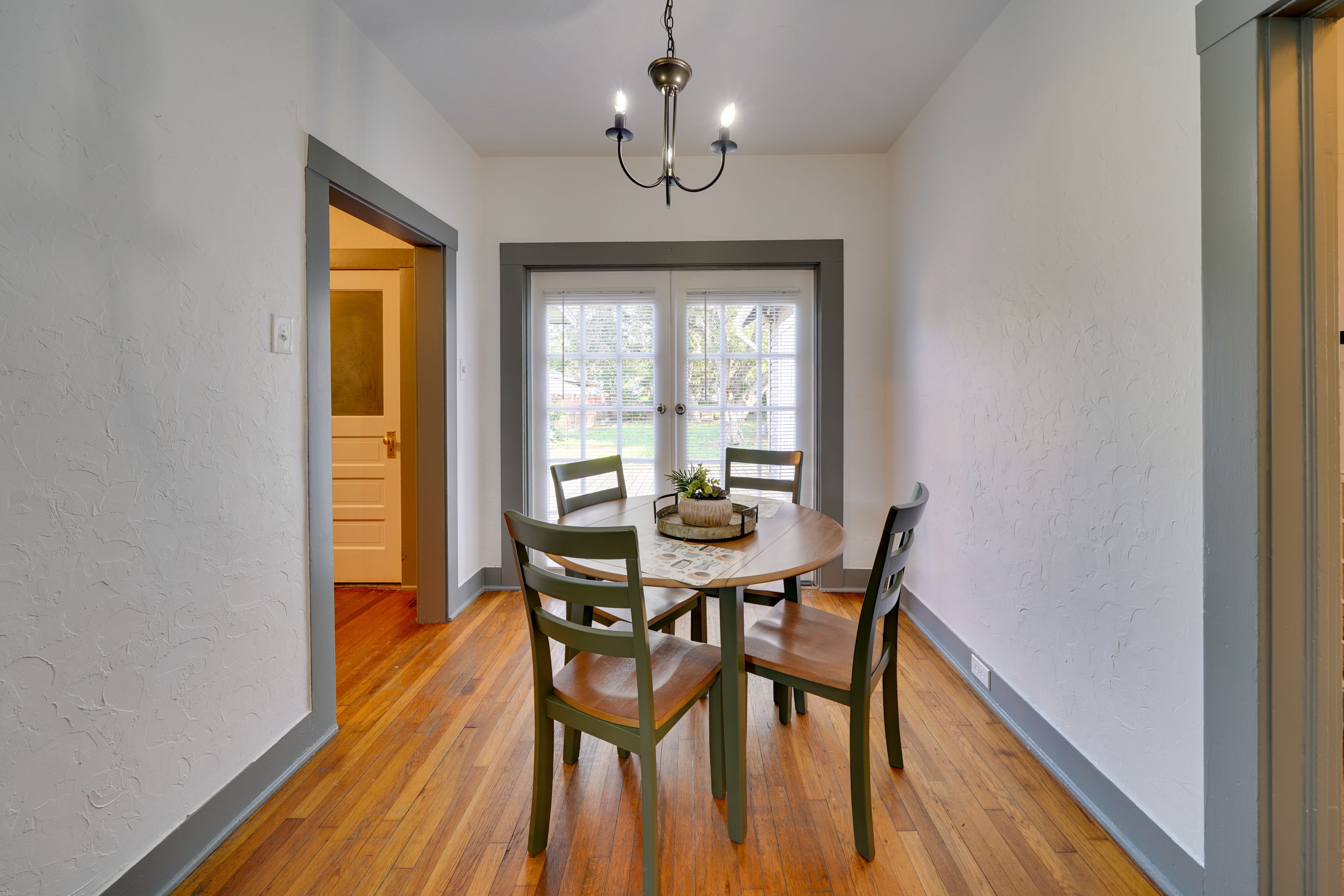 Dining Area | Dishware & Flatware