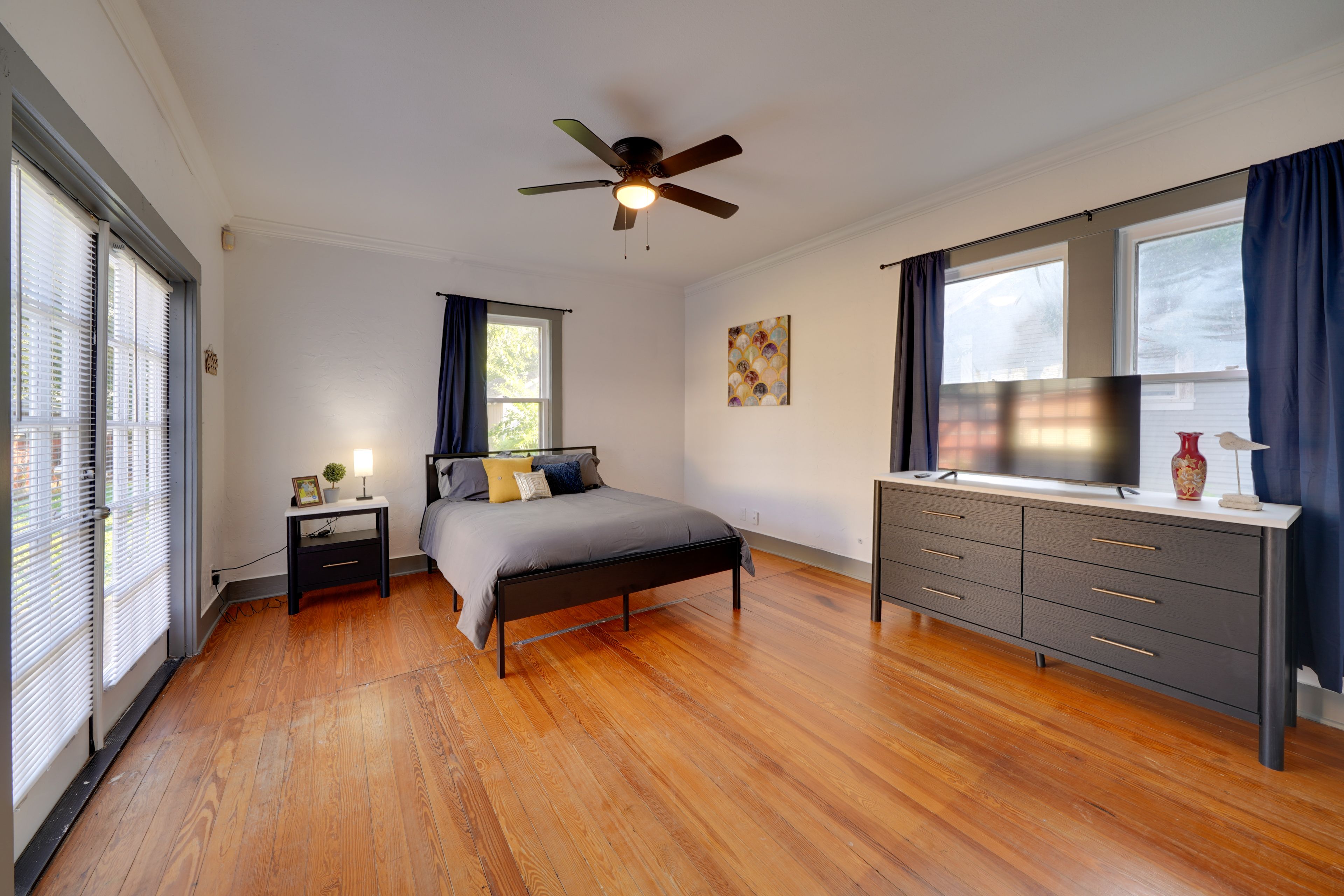Bedroom 2 | Queen Bed