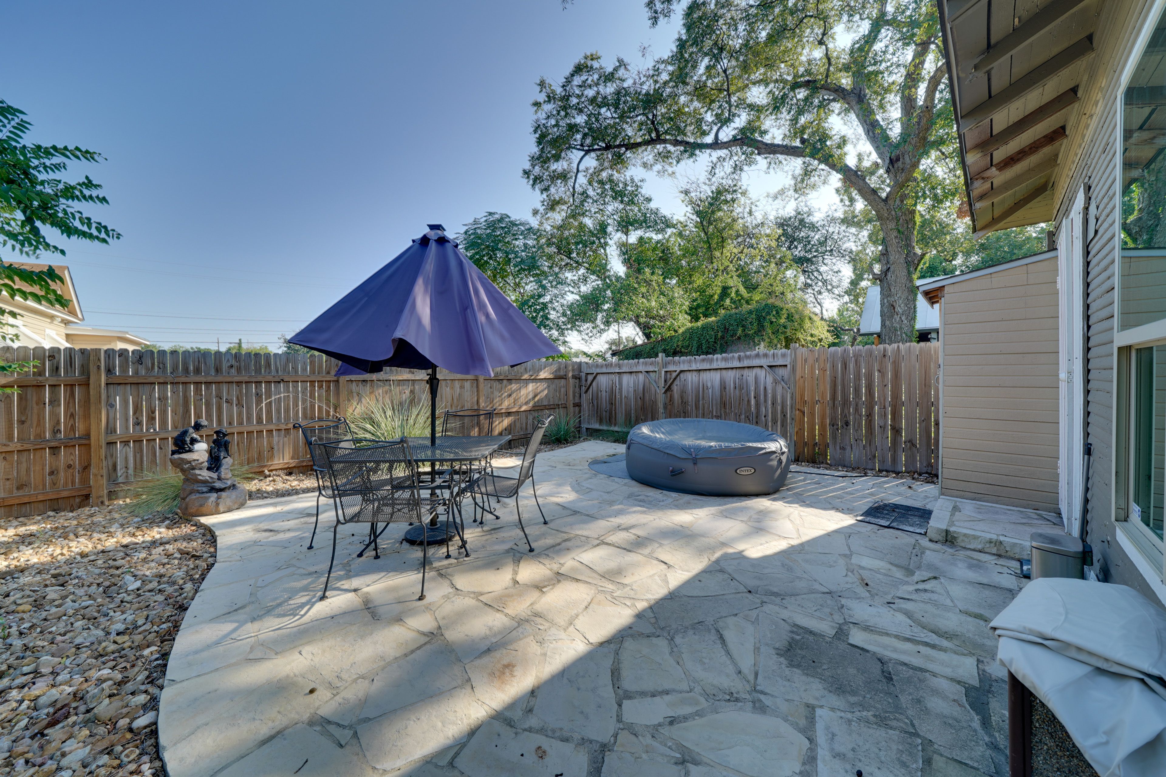 Fenced Backyard w/ Patio | Inflatable Hot Tub | Dining Set