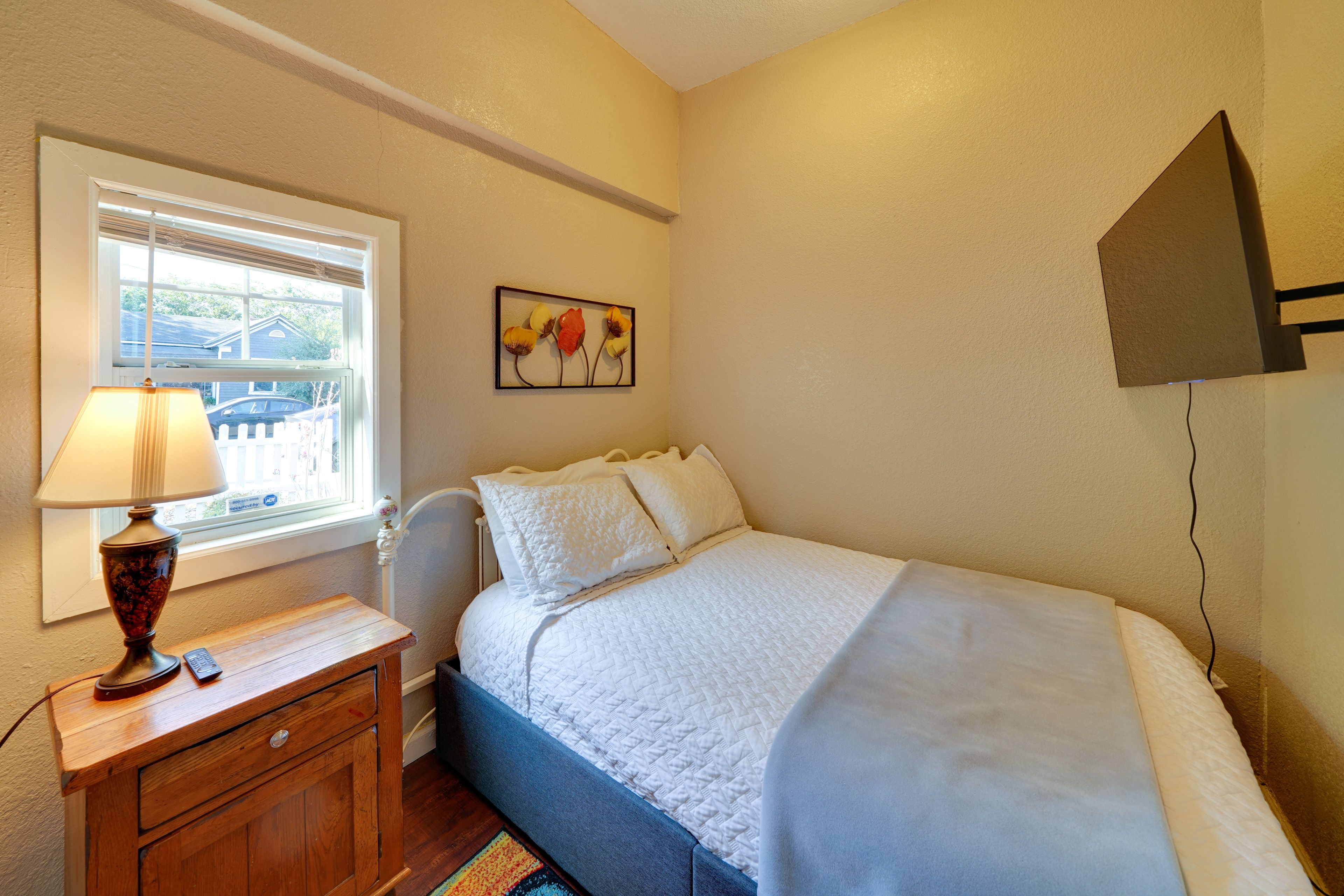 Bedroom 2 | Full Bed | Smart TV