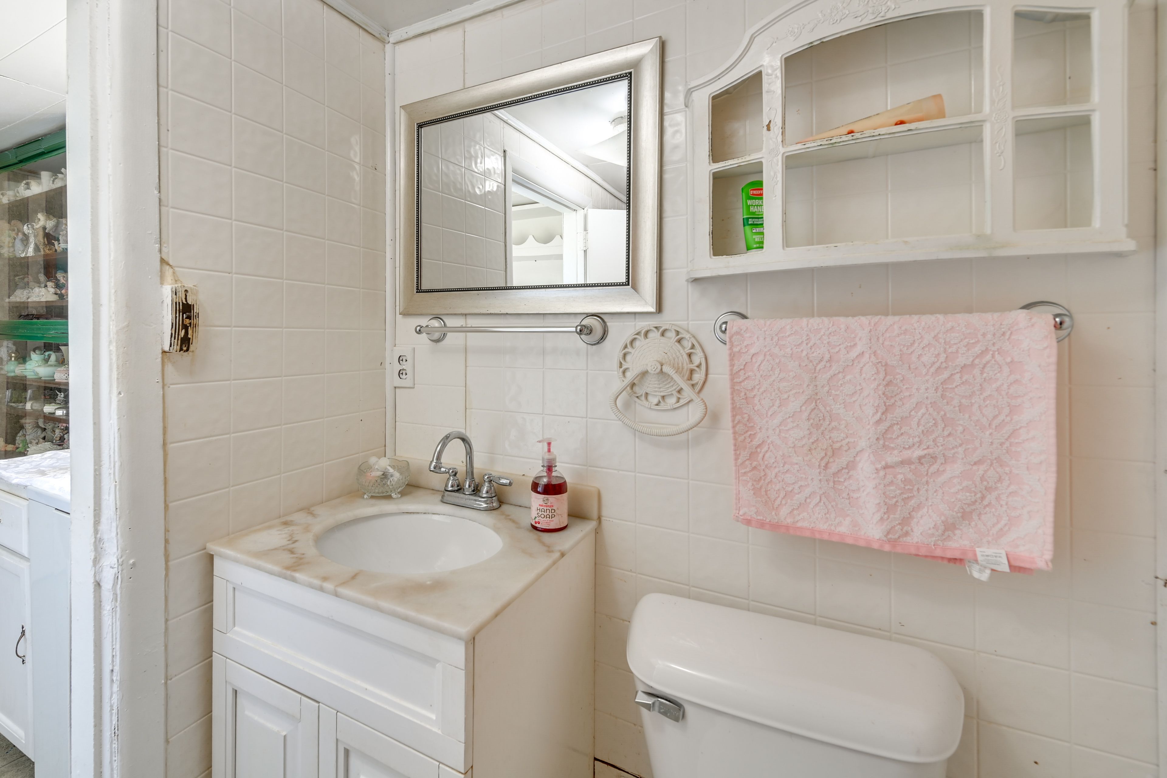 Full Bathroom | Complimentary Toiletries | Towels Provided