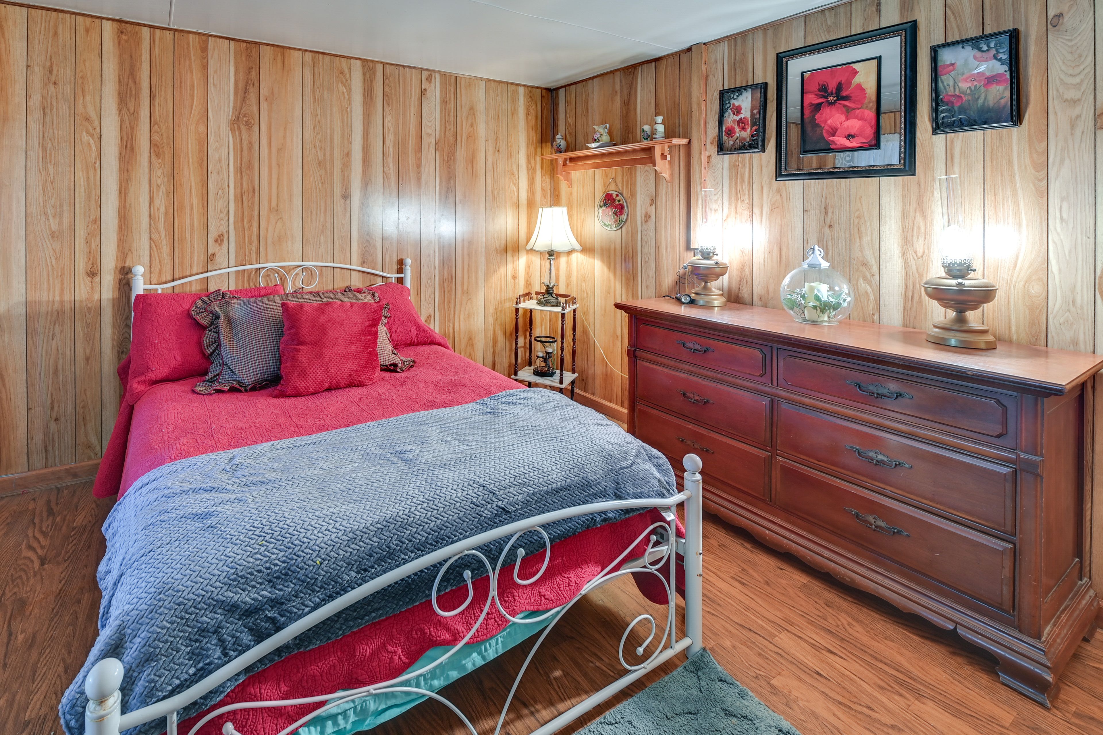 Bedroom 3 | Queen Bed