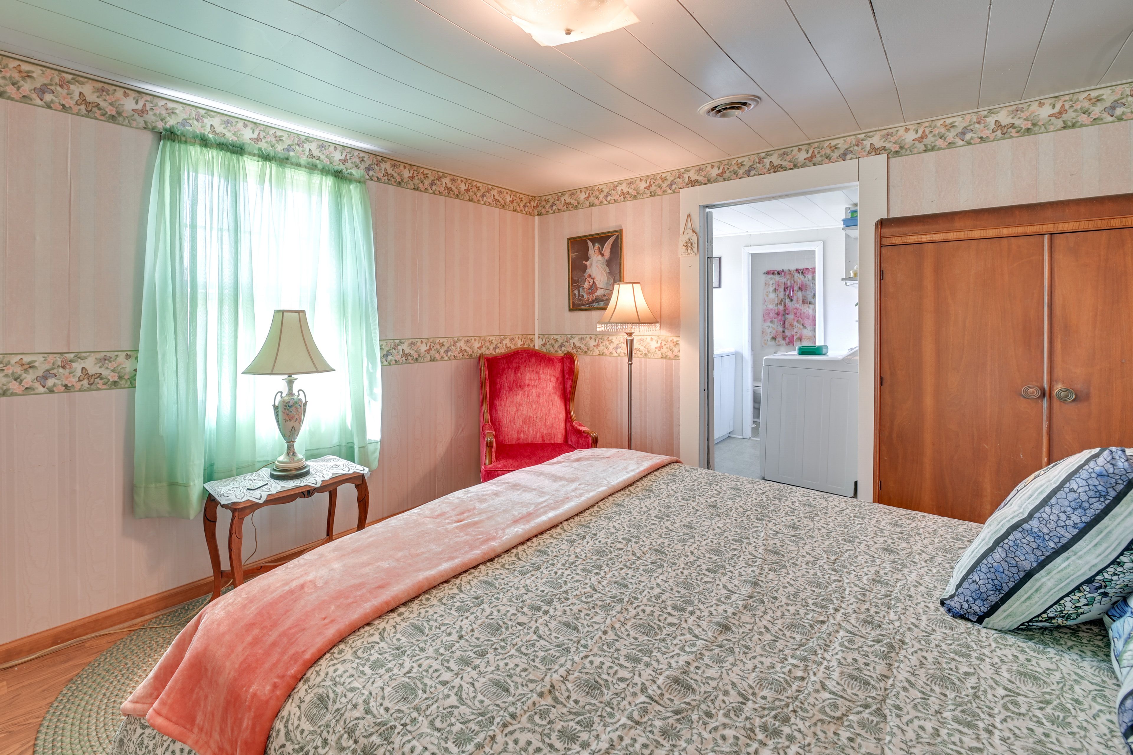 Bedroom 1 | Full Bed | Linens Provided | Washer/Dryer | En-Suite Bathroom