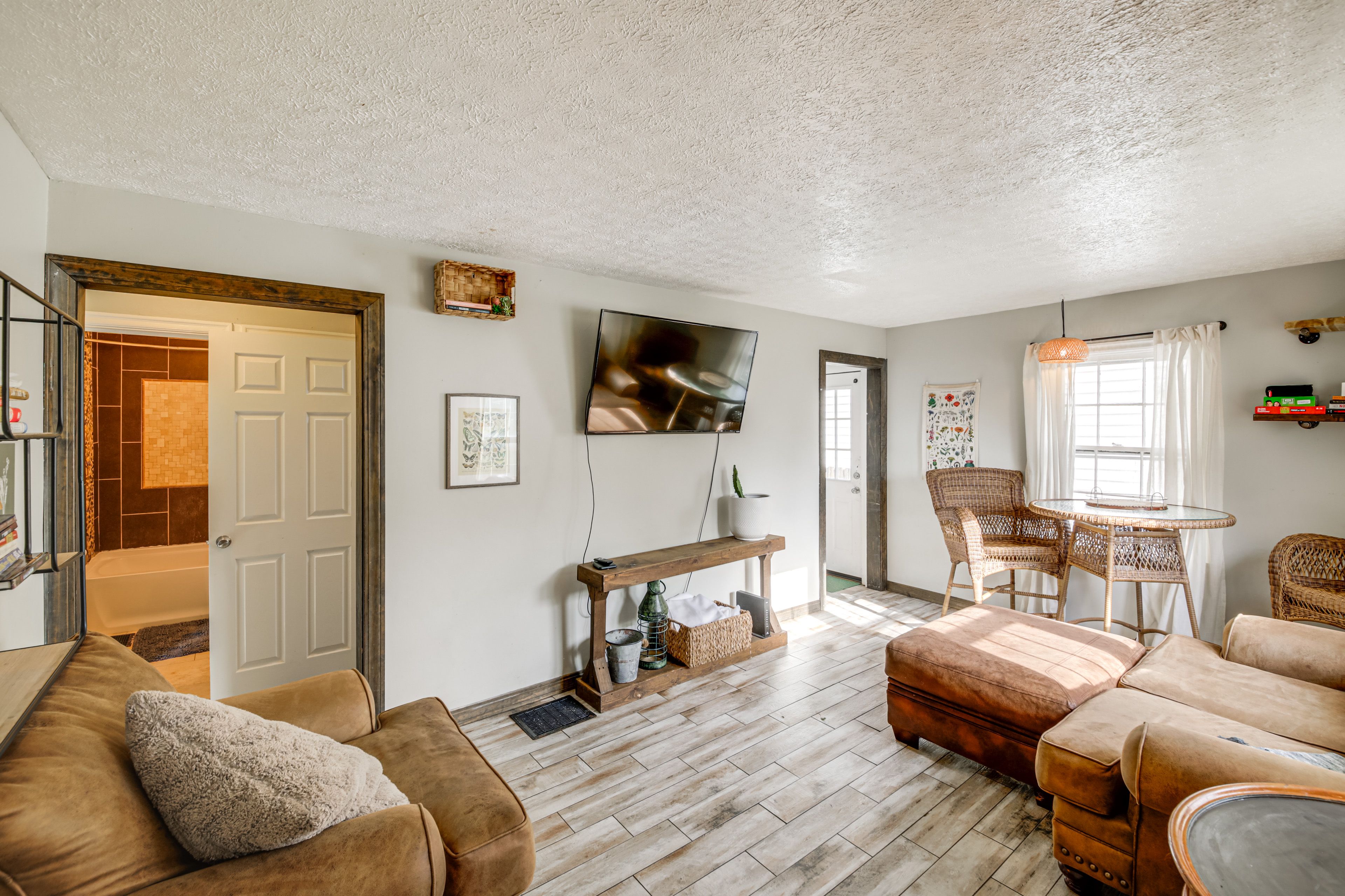 Living Room | 1st Floor | Flat-Screen TV | Central Heating & A/C | Free WiFi