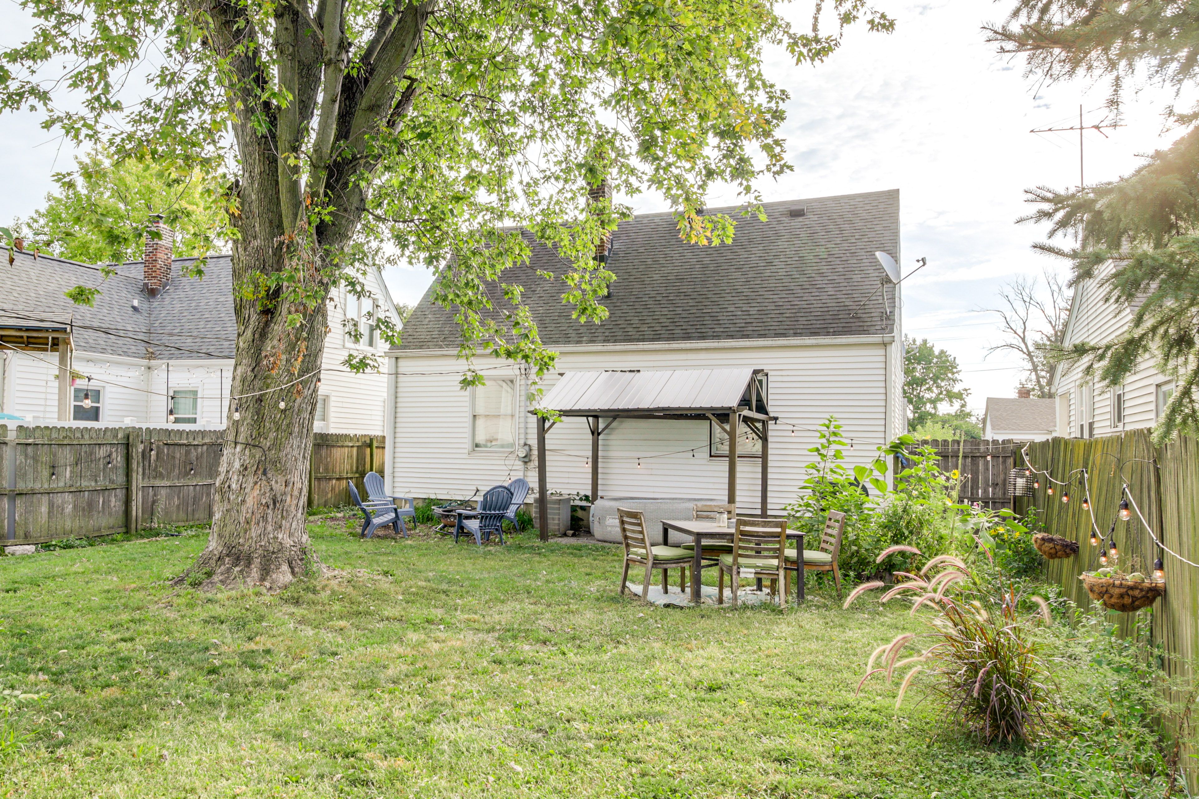 Fenced Backyard | Fire Pit | Inflatable Hot Tub | Charcoal Grill | Dining Space