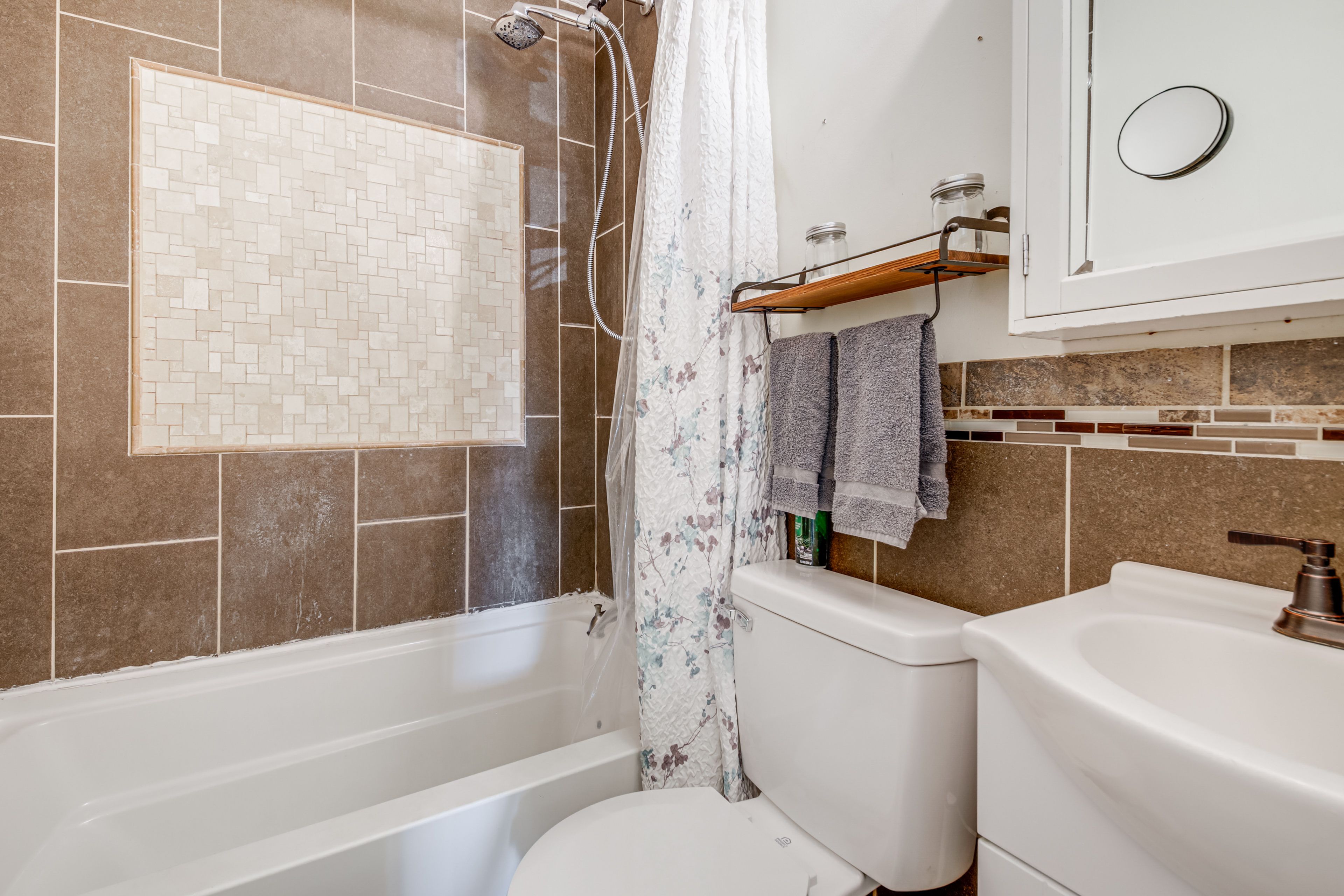 Full Bathroom | 1st Floor | Complimentary Toiletries | Towels Provided