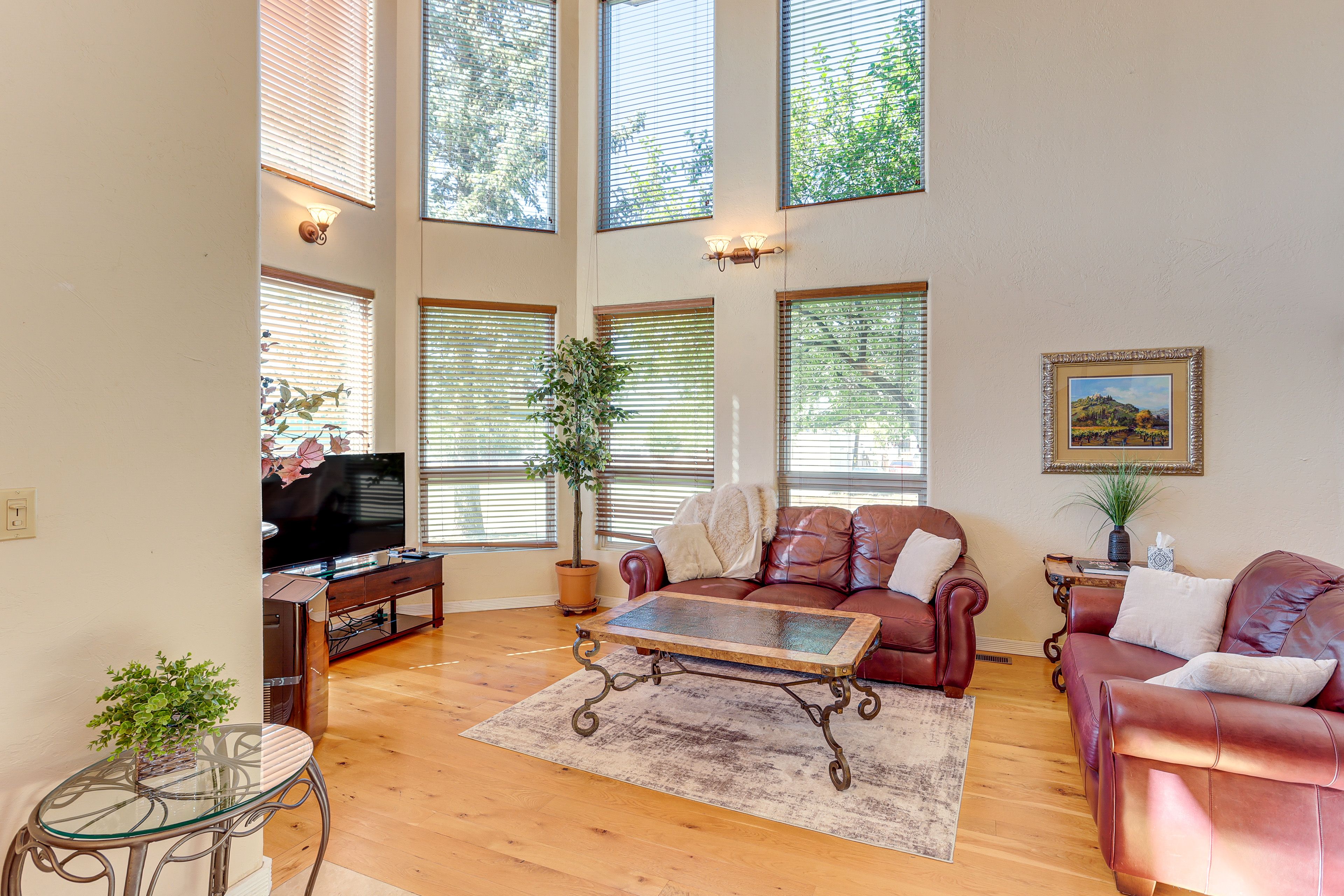 Living Room | 1st Floor | Smart TV | Free WiFi | Gas Fireplace