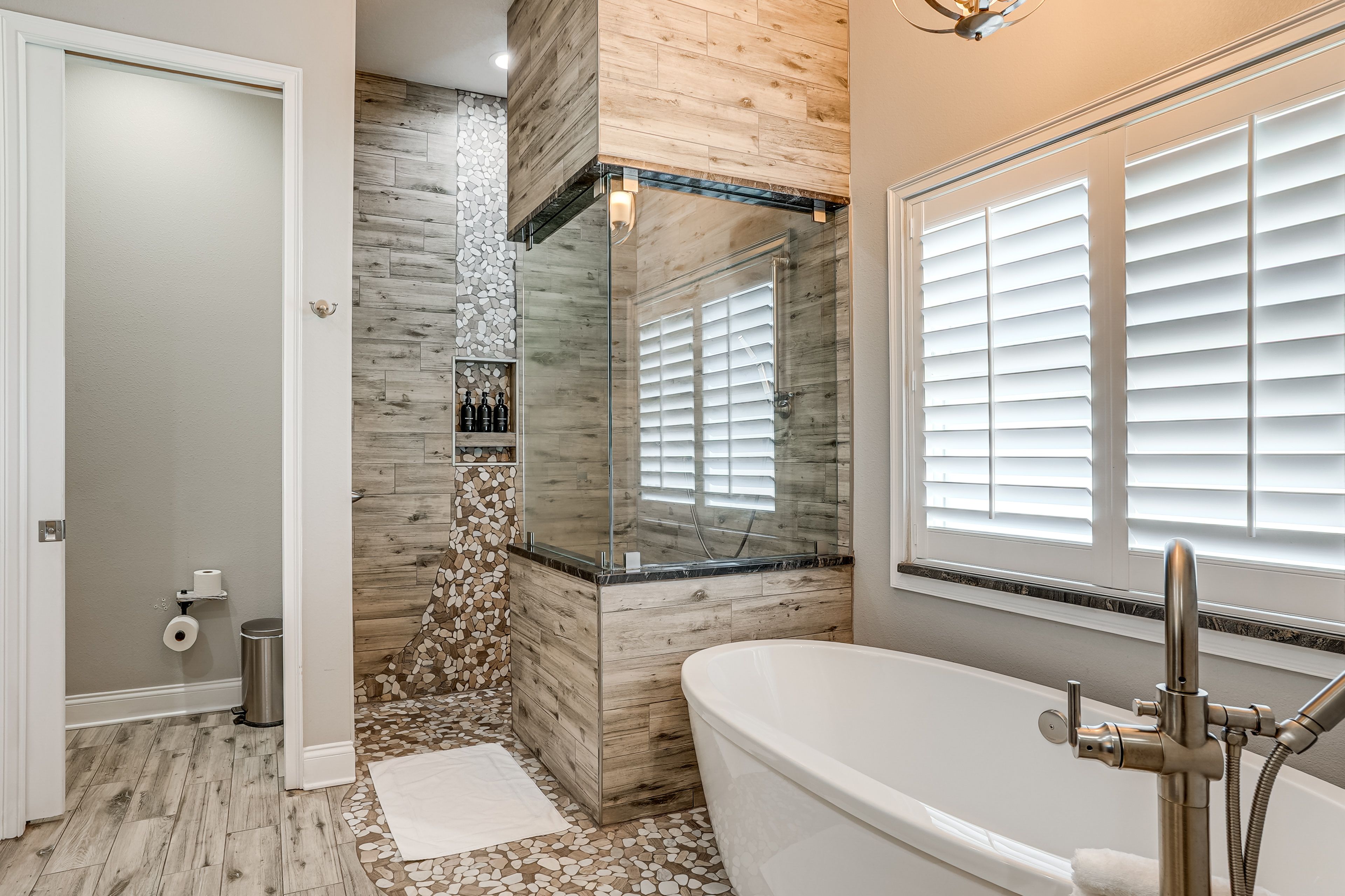 Full Bathroom | Towels Provided