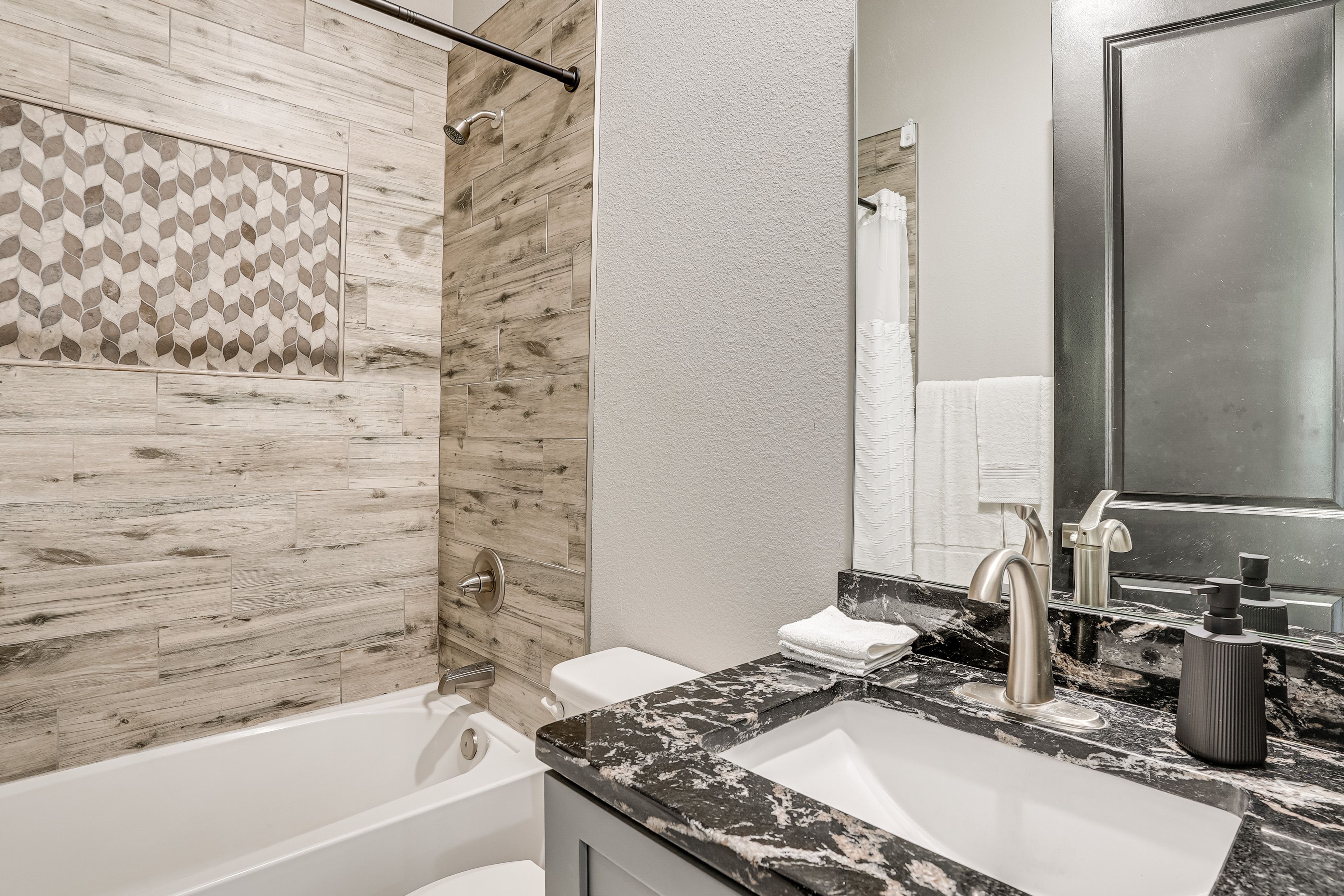 Full Bathroom | Complimentary Toiletries