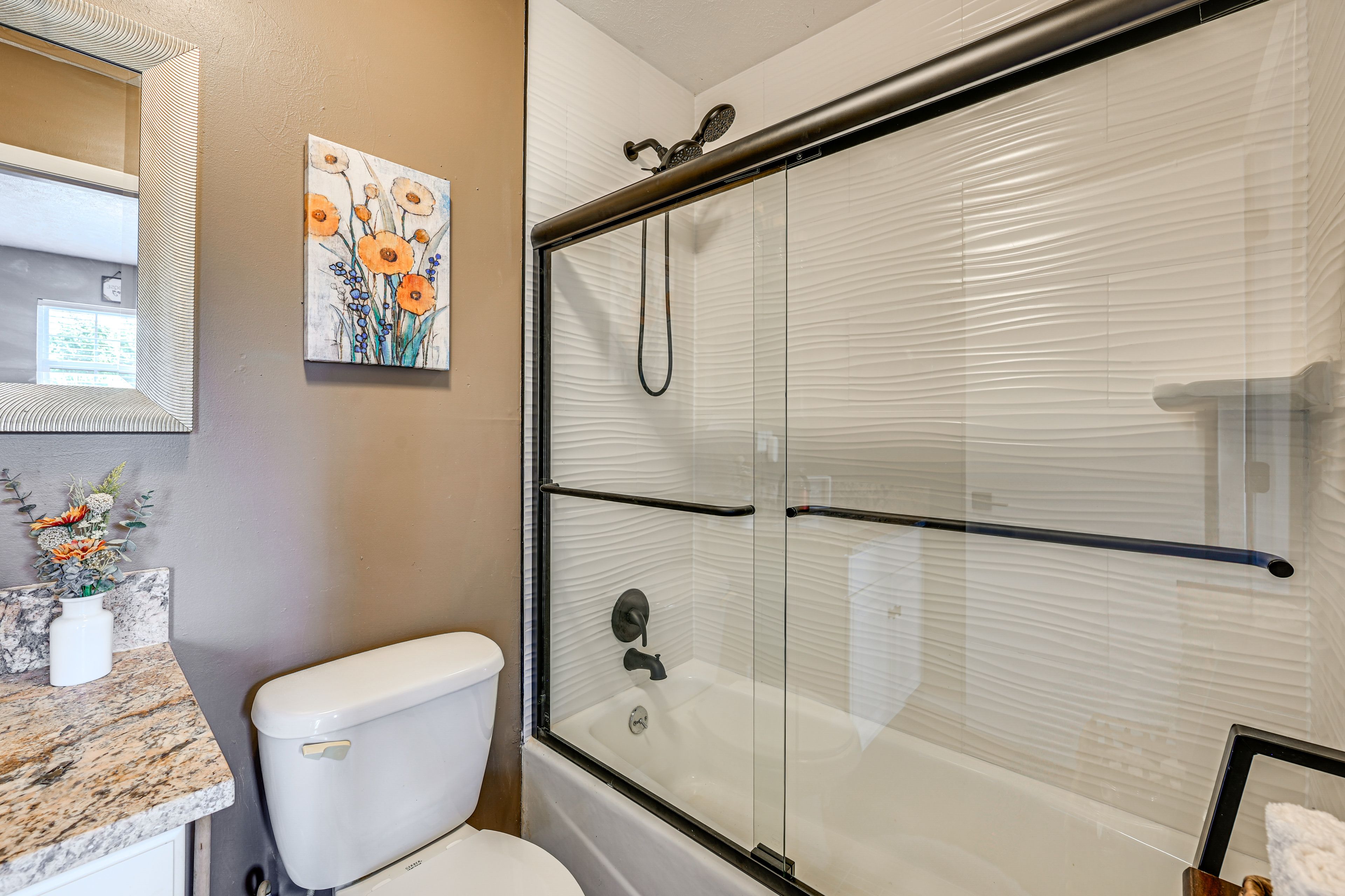 Full Bathroom | Towels Provided