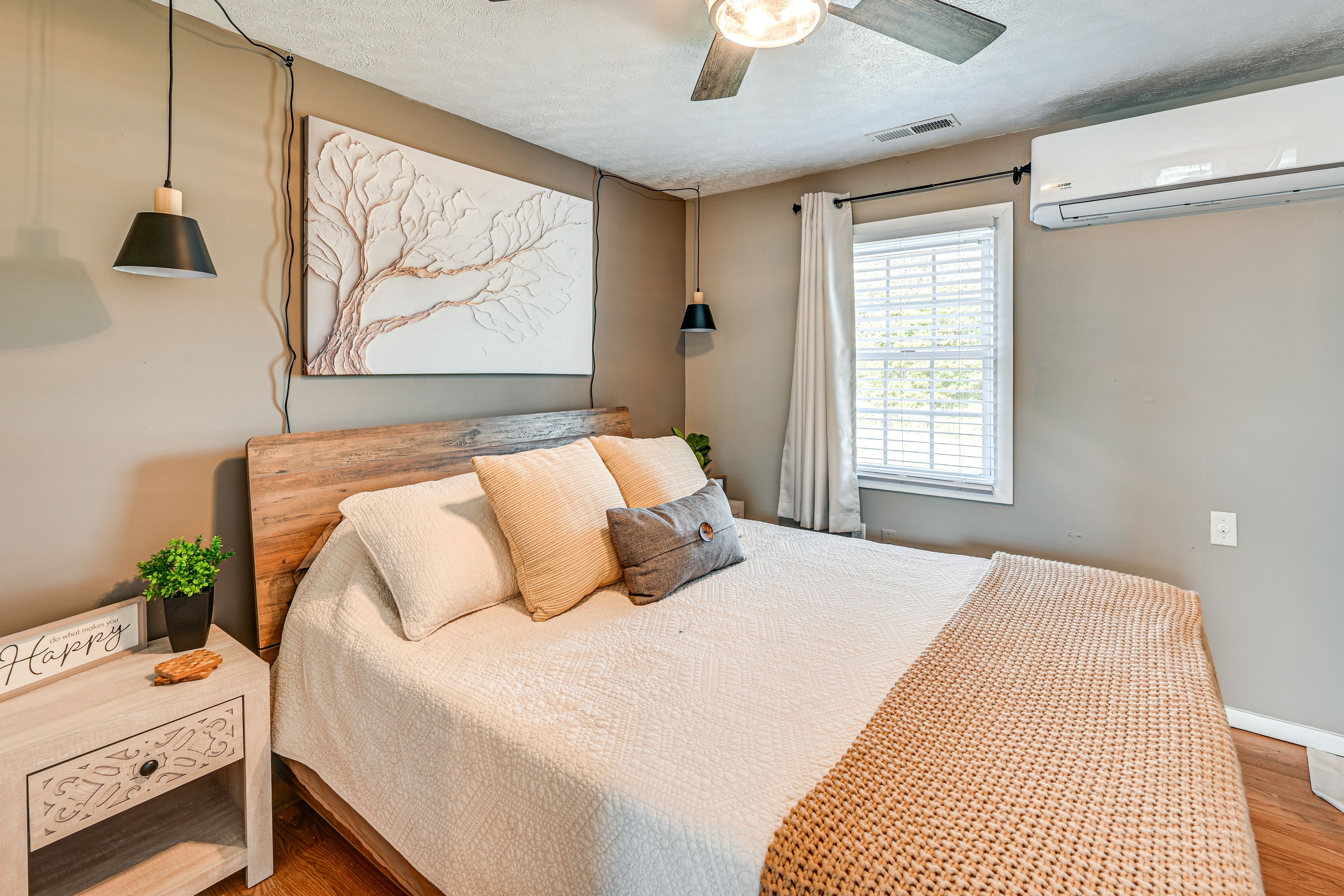 Bedroom | Queen Bed | Linens Provided