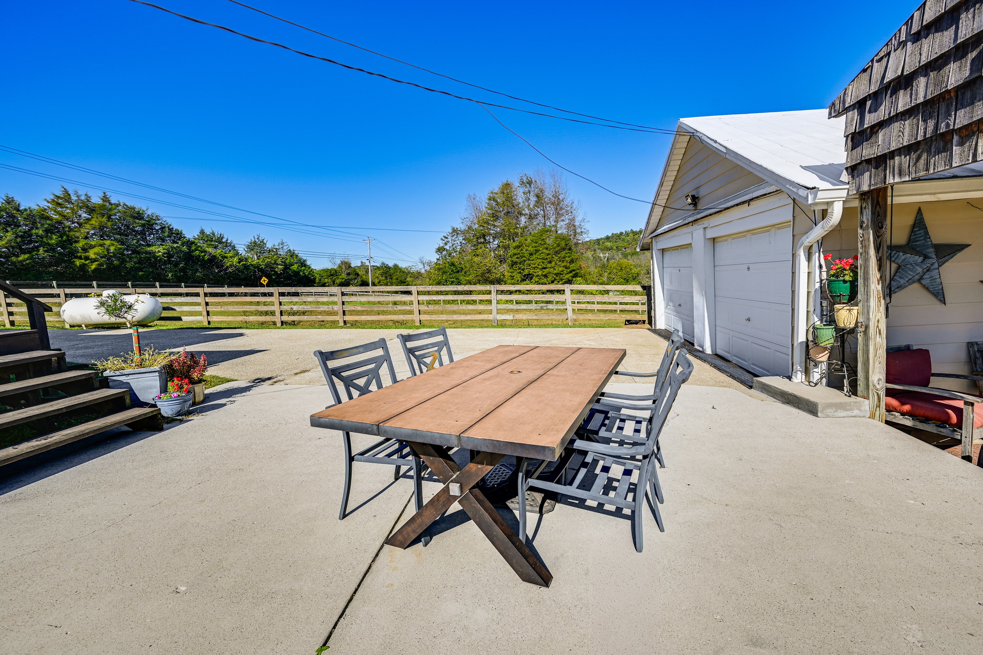 Exterior | Parking | Driveway (2 Vehicles)