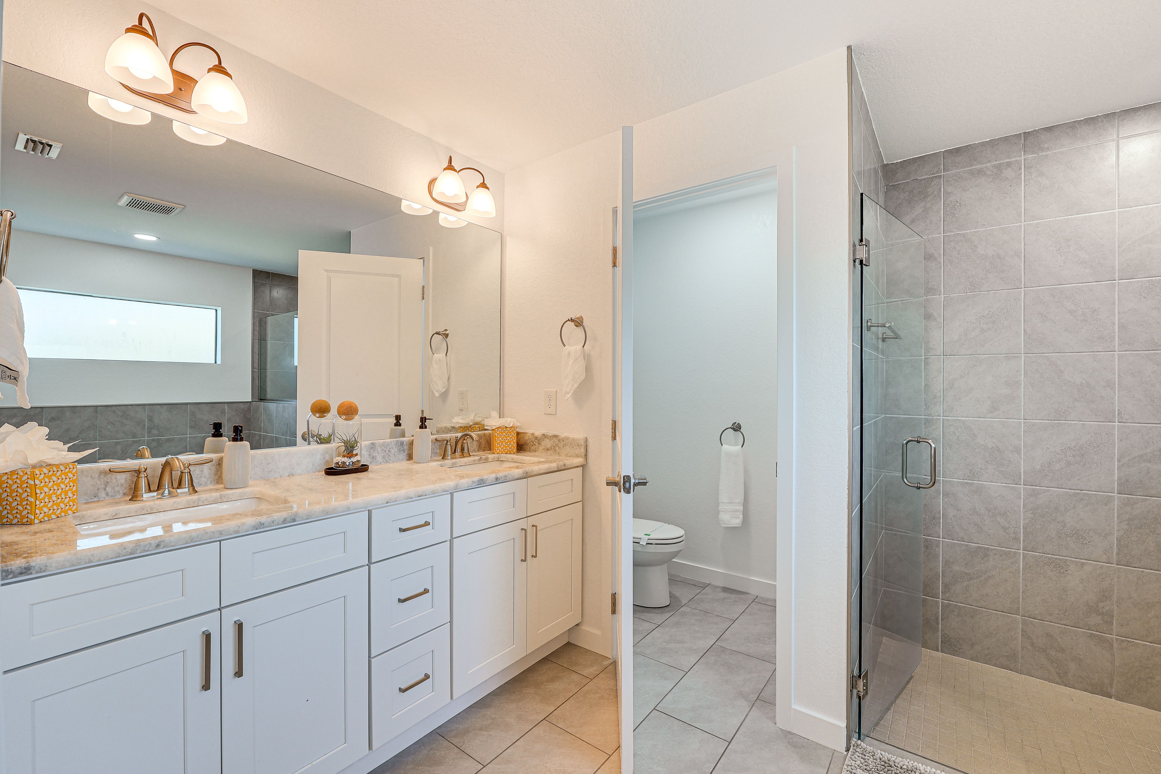 Full Bathroom | Complimentary Toiletries | Towels Provided