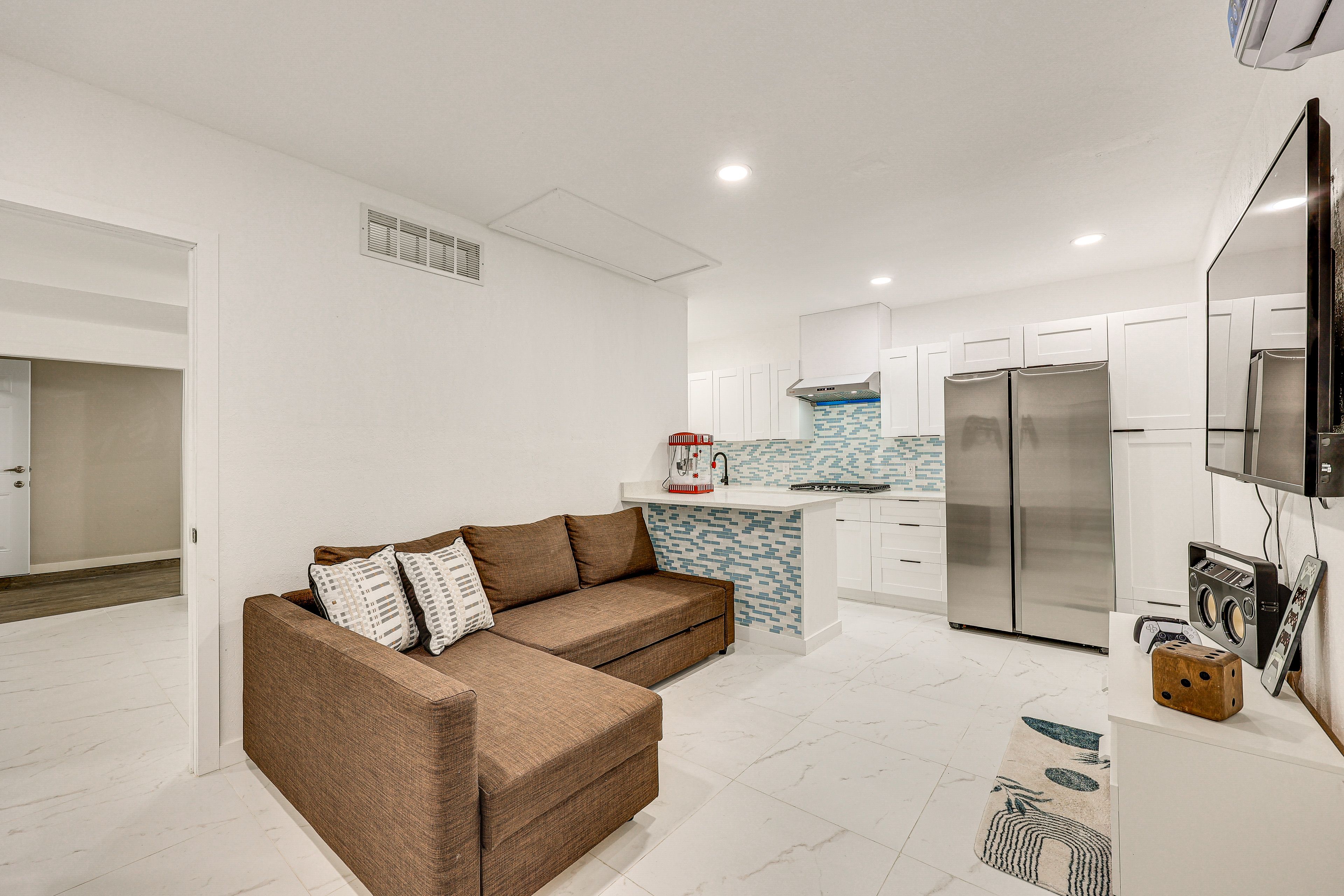 Bonus Living Area | Full Sleeper Sofa | Wet Bar w/ Stovetop & Popcorn Maker