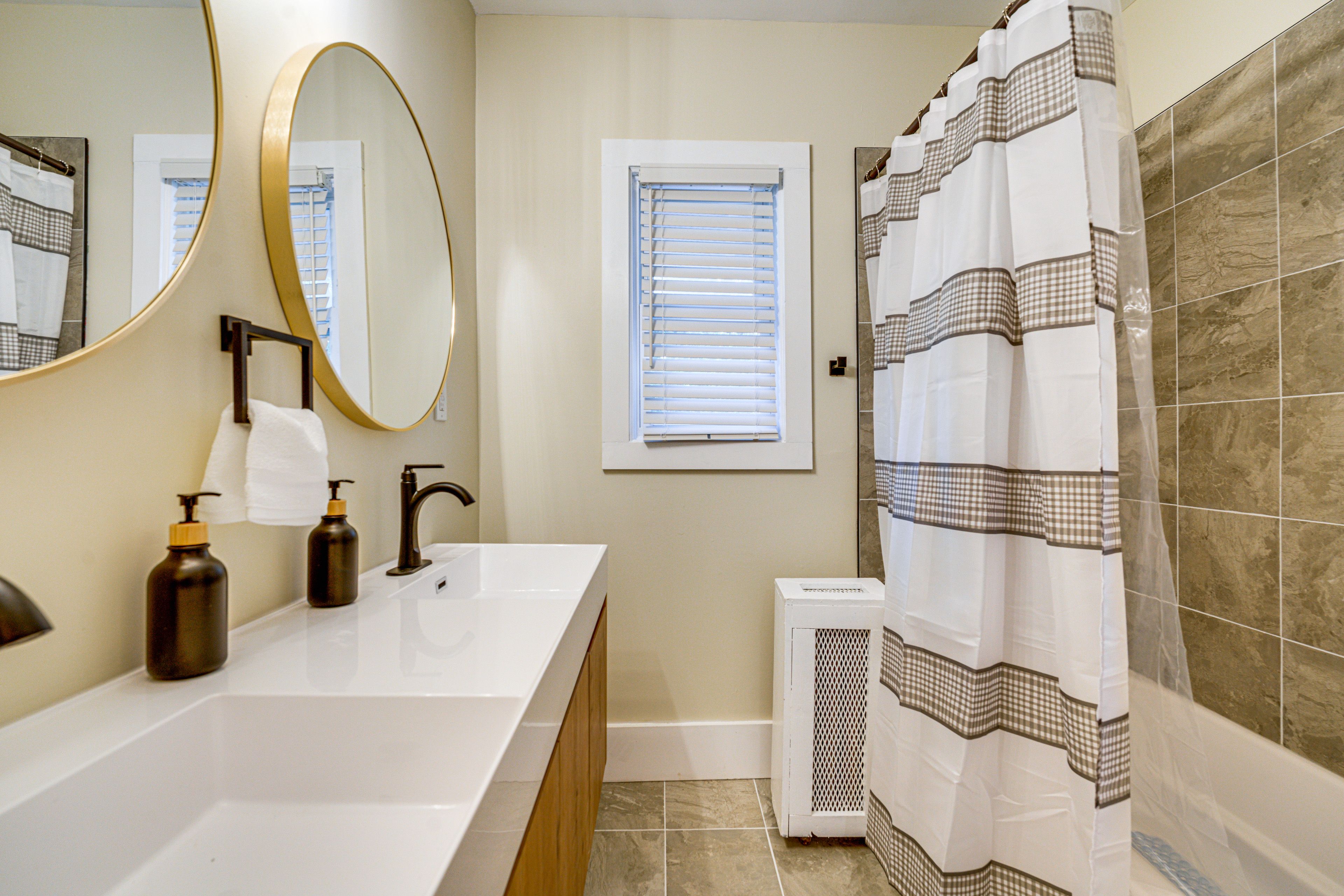 Full Bathroom | 2nd Floor