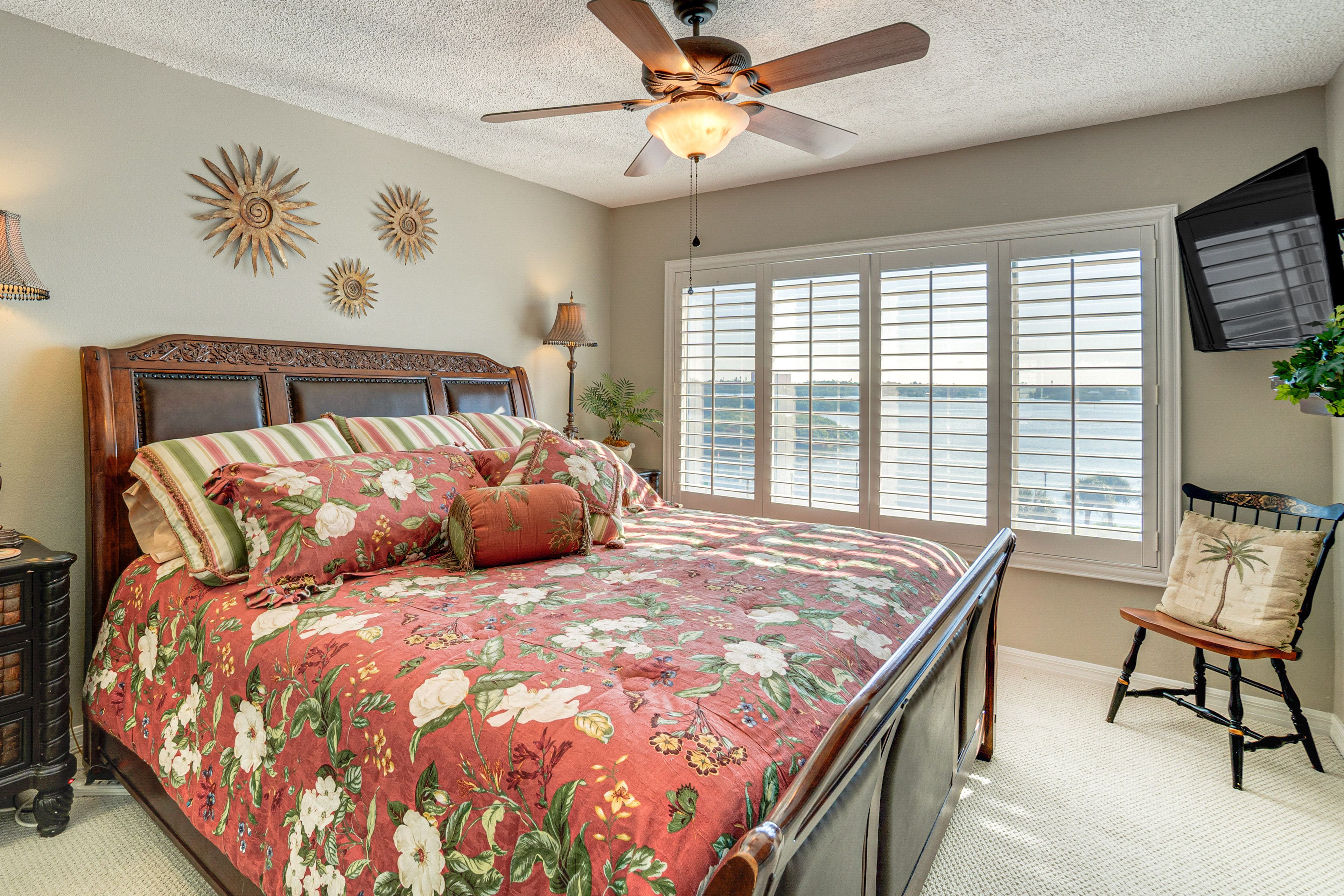 Bedroom | King Bed | Linens Provided