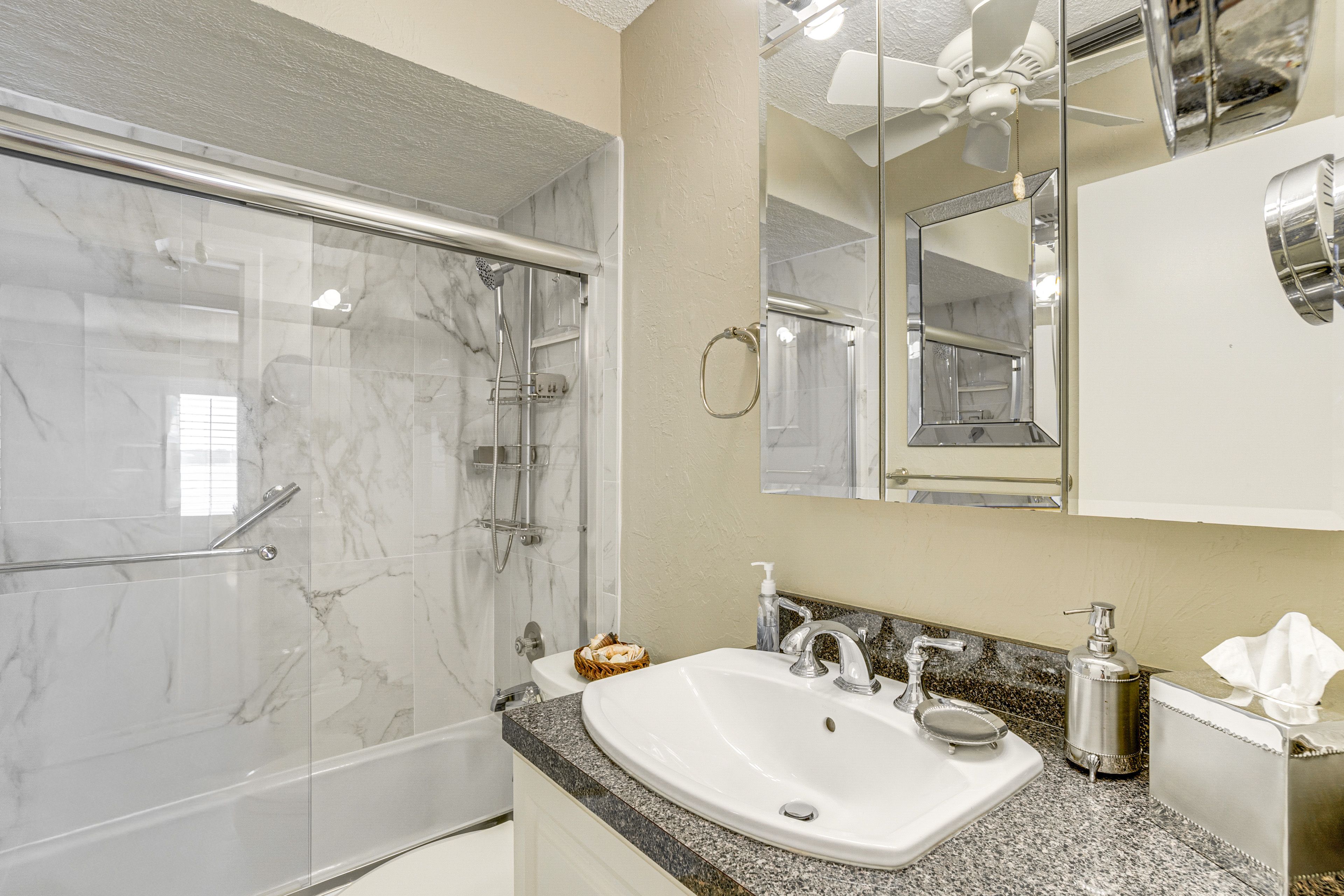 Full Bathroom | Towels Provided