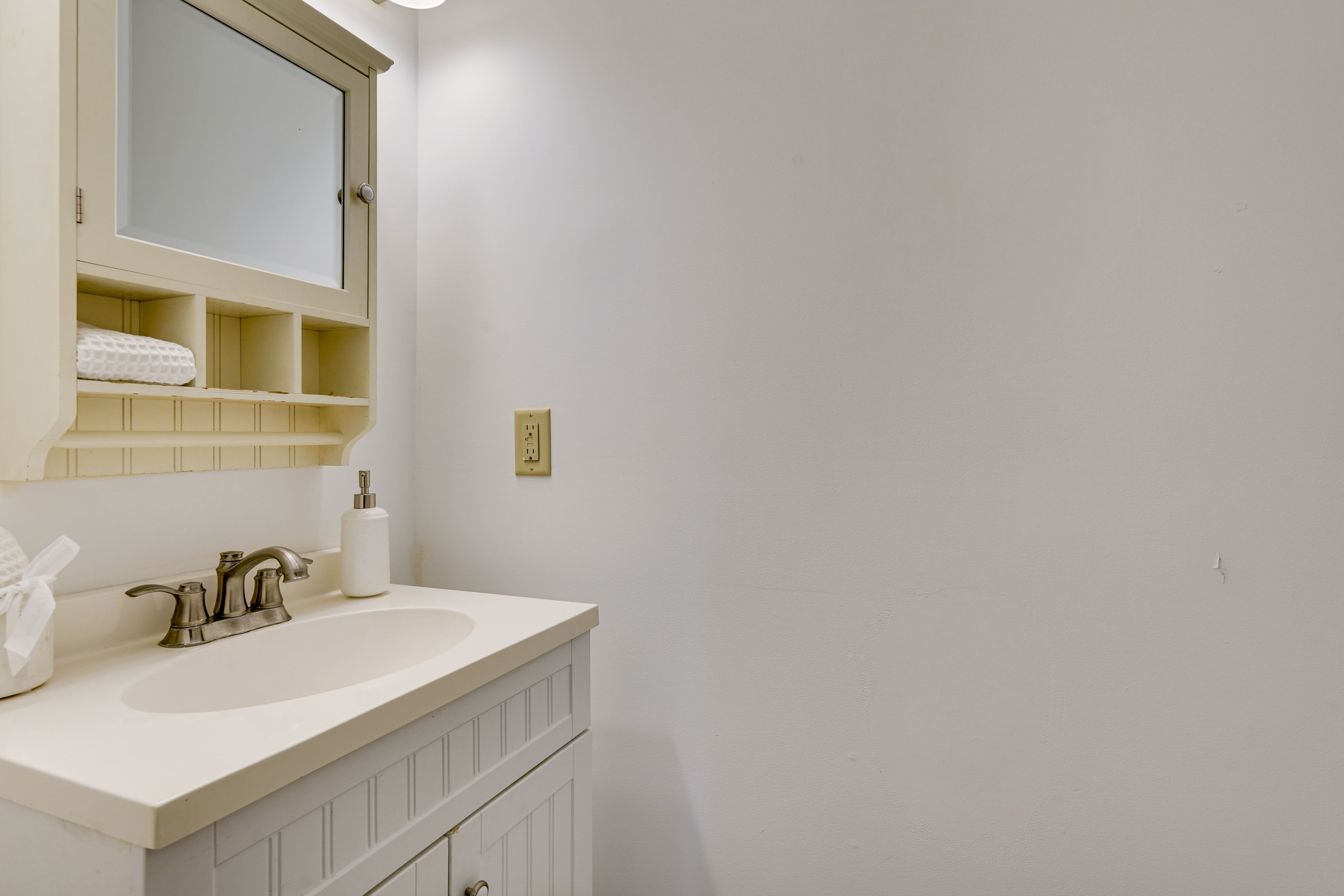 Half Bathroom | 1st Floor | Complimentary Toiletries | Towels Provided