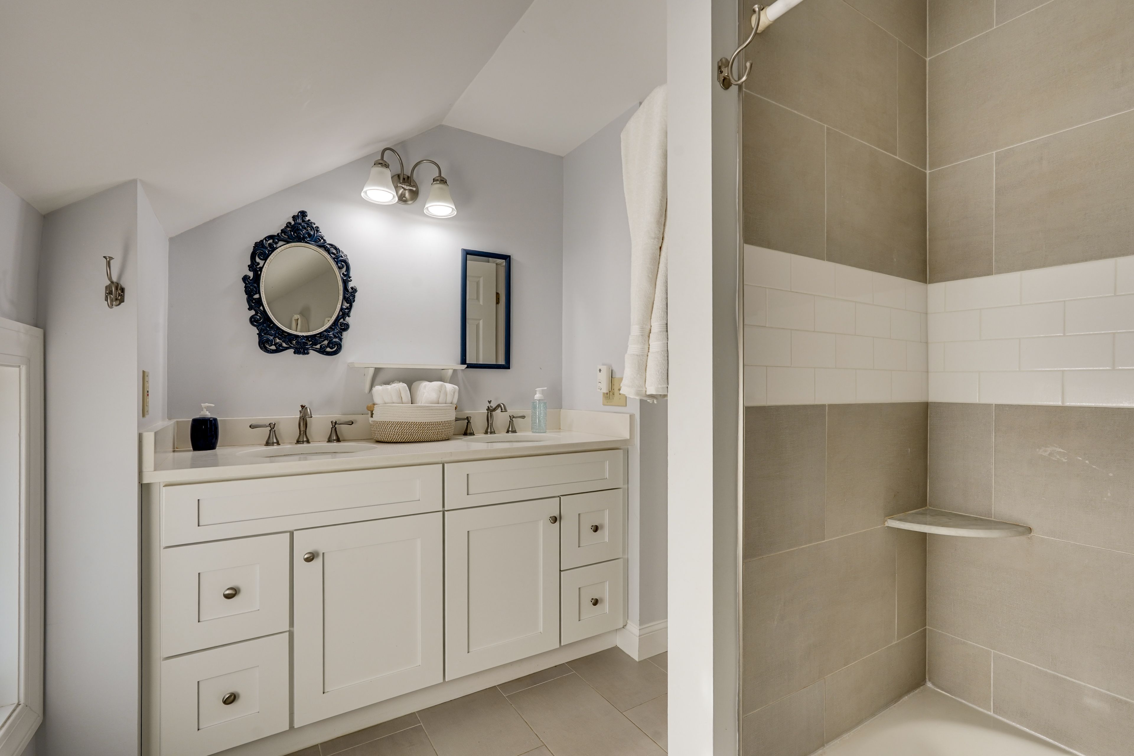 Full Bathroom | 2nd Floor