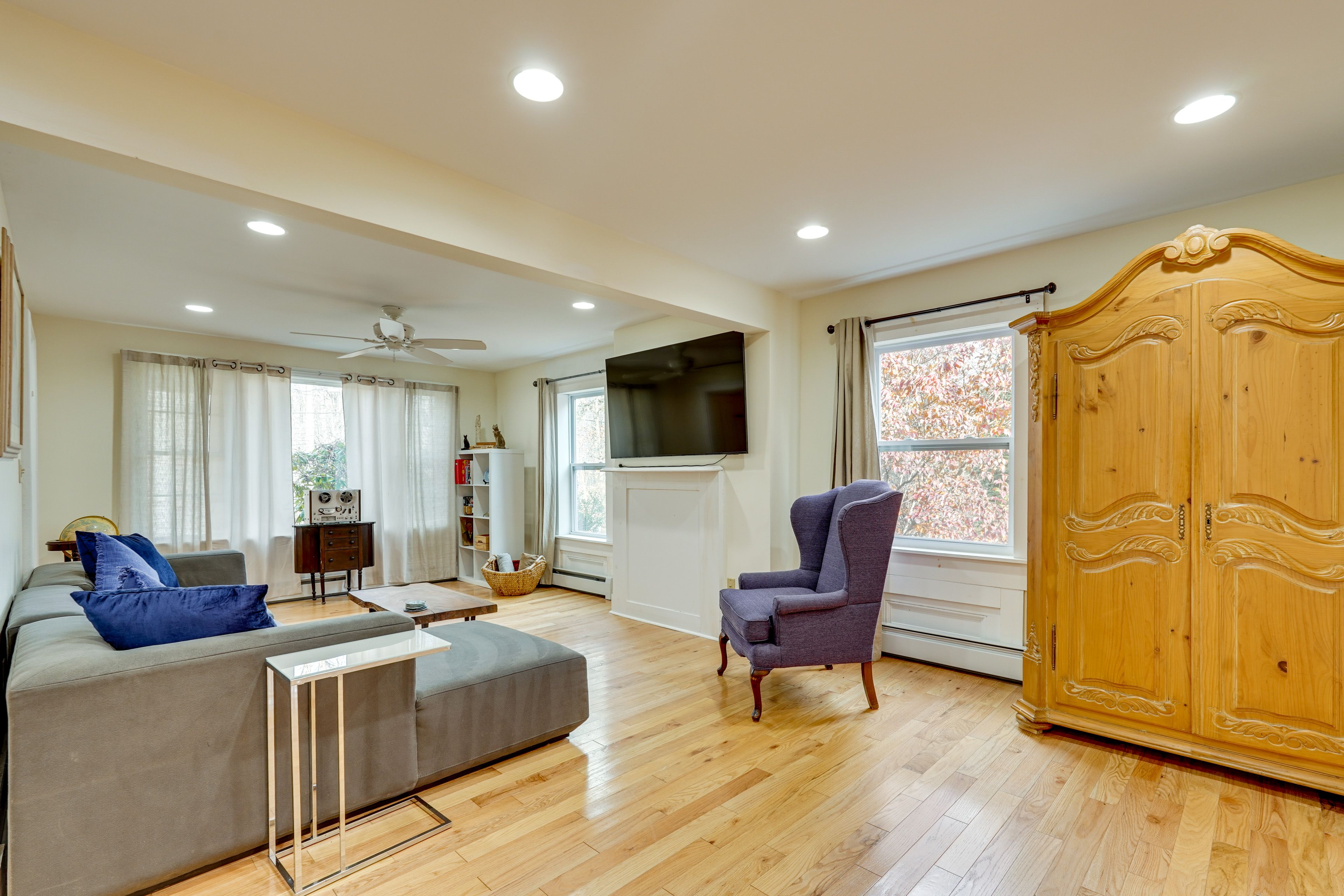 Living Room | 1st Floor | Flat-Screen TV | Books | Board Games