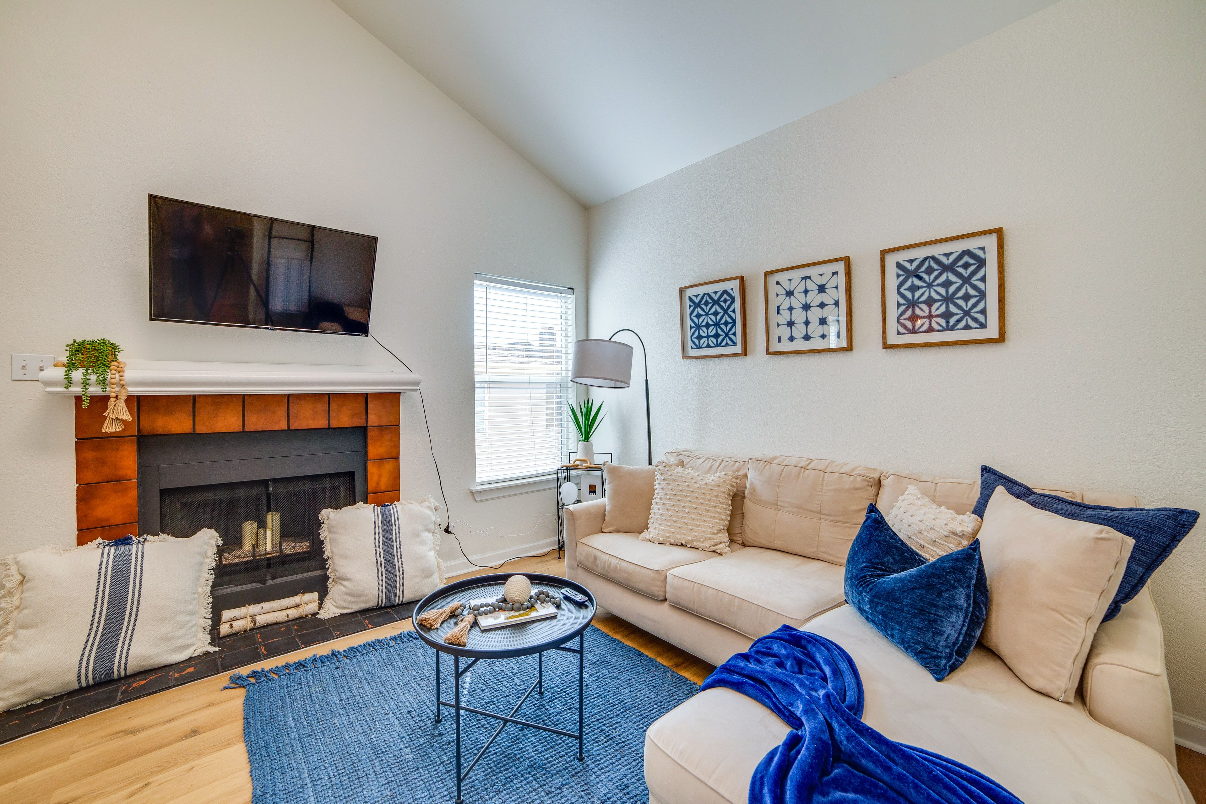 Dallas Vacation Rental | 1BR | 1BA | 580 Sq Ft | Stairs Required