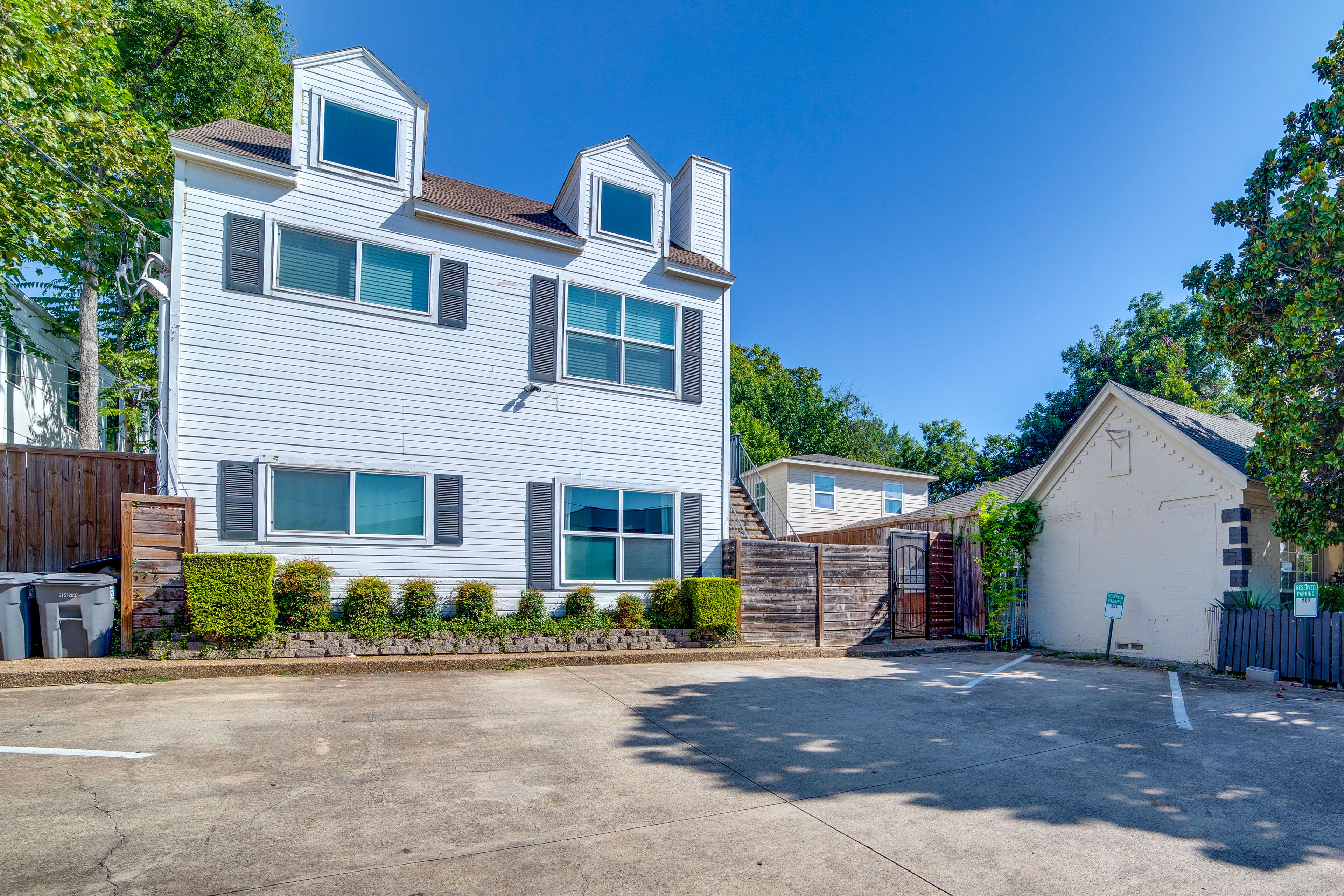 Exterior | 2nd-Floor Condo | Walking Distance to Restaurants & Bars
