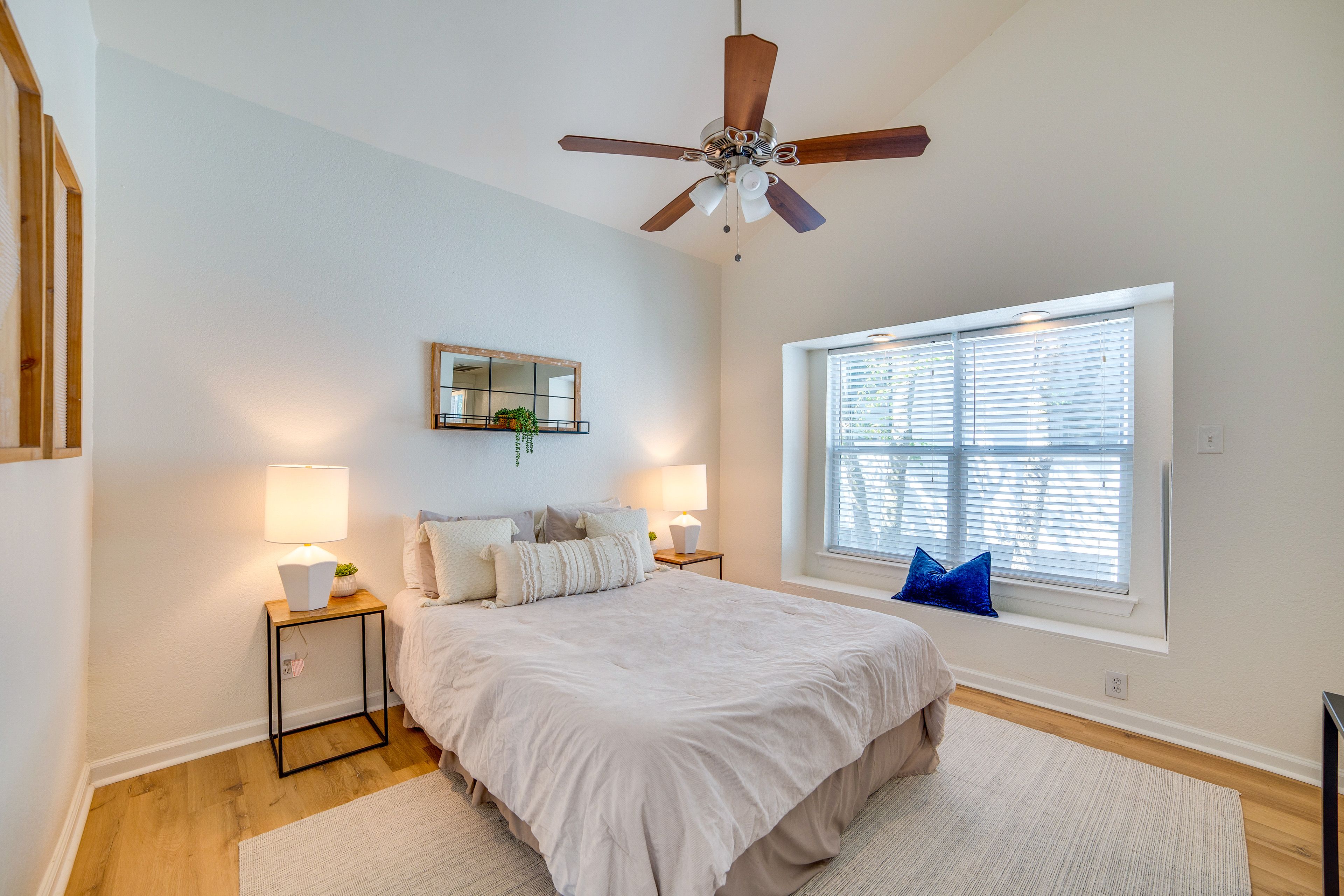 Bedroom | Queen Bed | Linens Provided