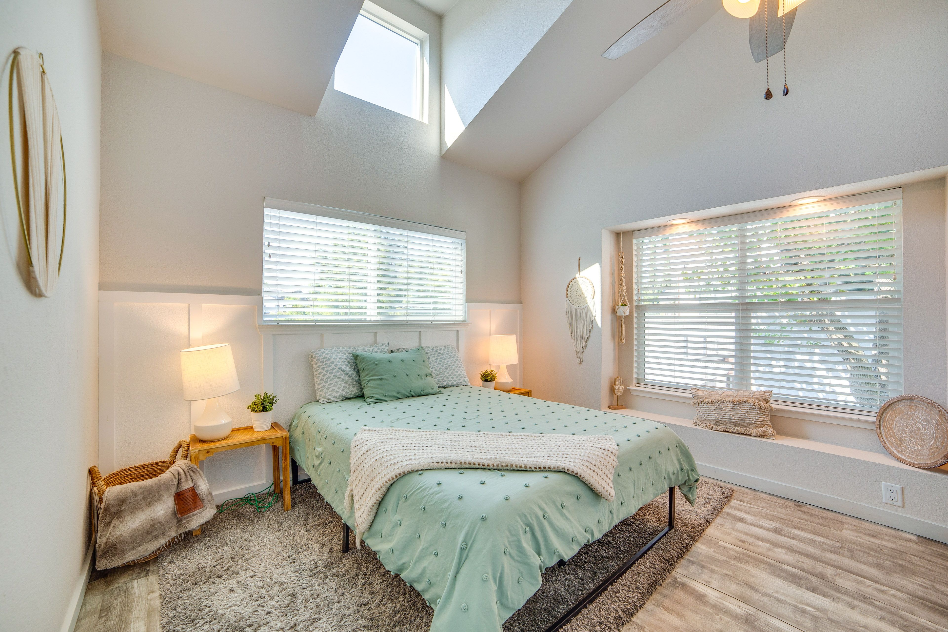 Bedroom | Queen Bed | Linens Provided