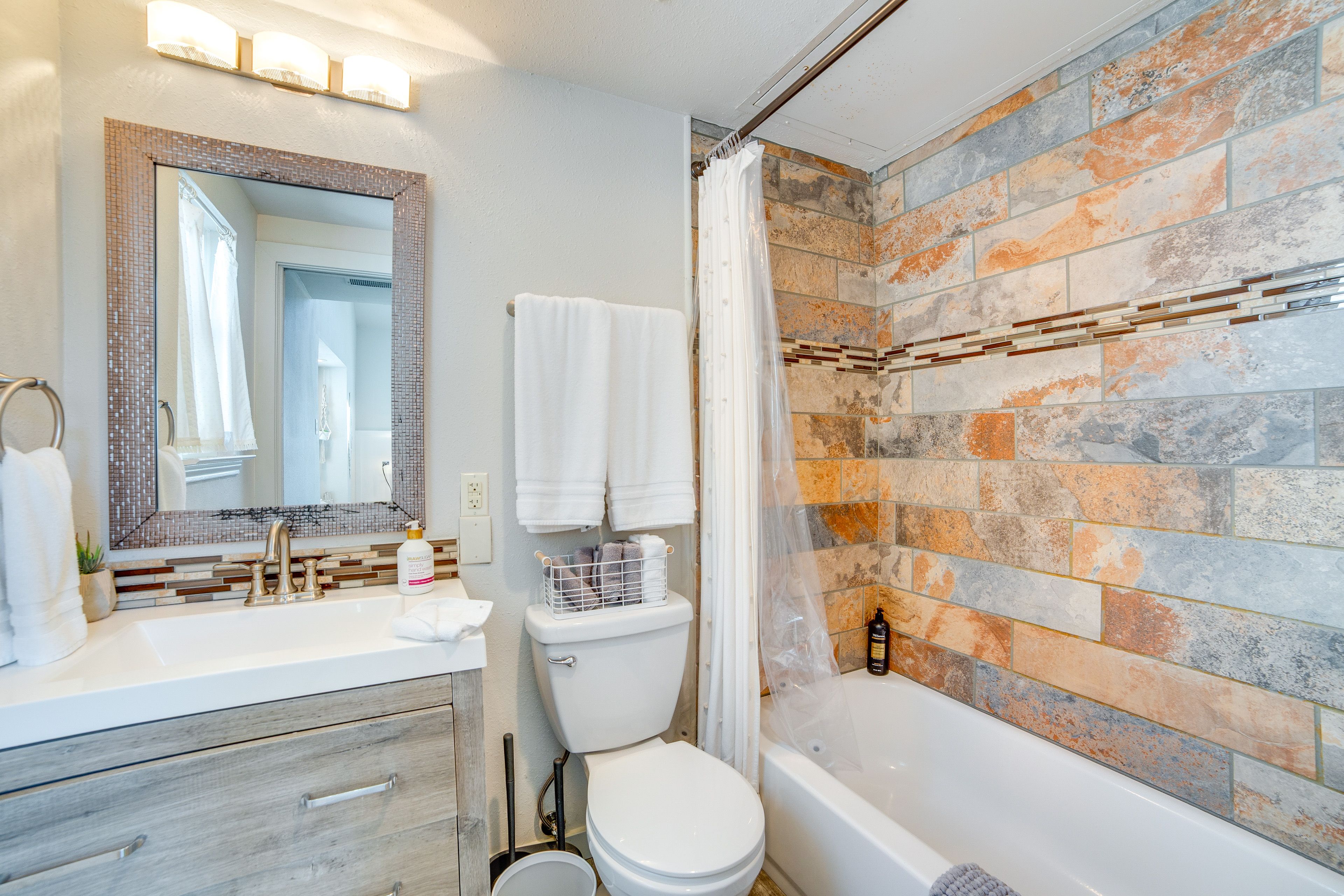 En-Suite Bathroom | Towels Provided | Complimentary Toiletries