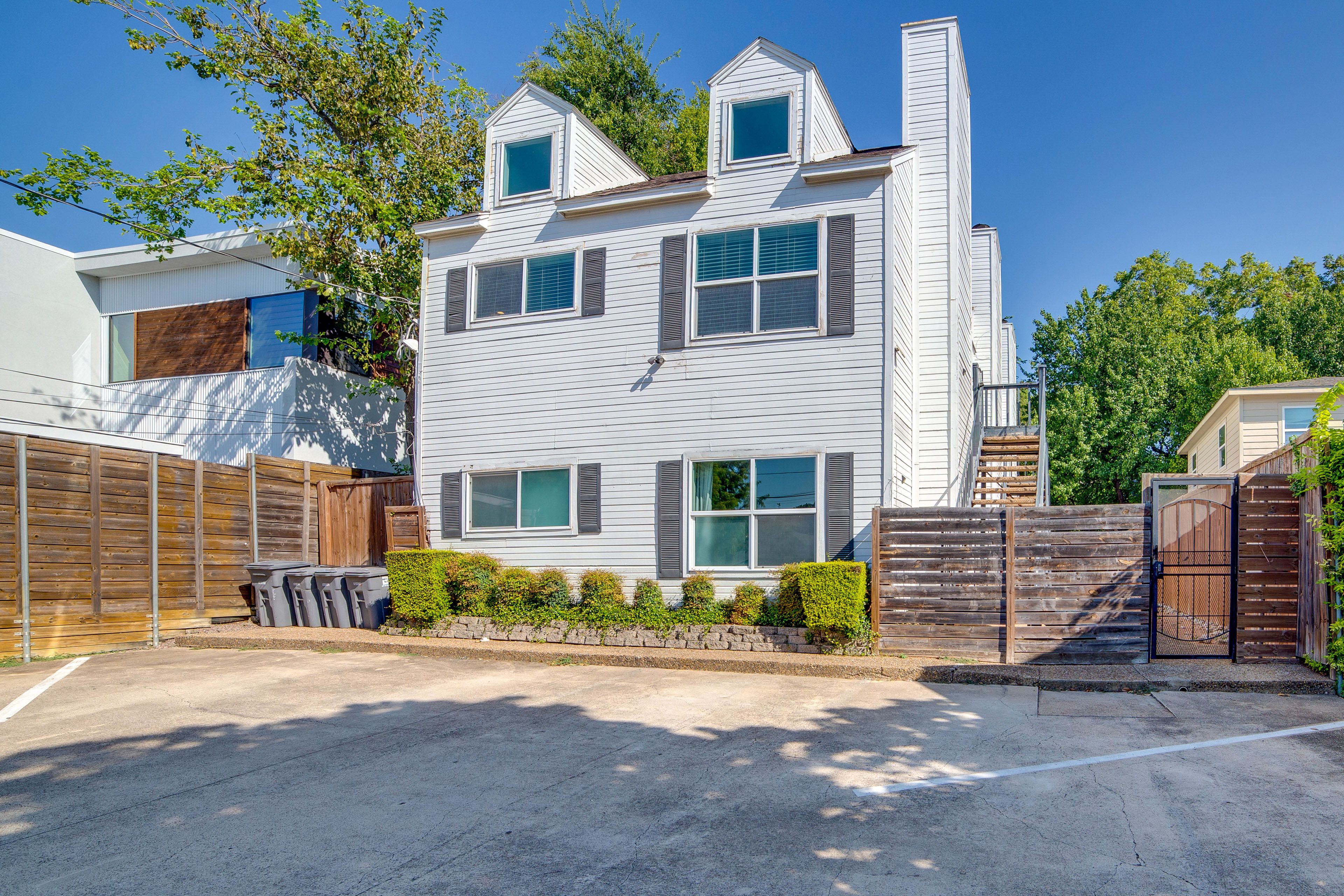 Exterior | 2nd-Floor Condo | 4 Mi to the Dallas Arboretum & Botanical Garden