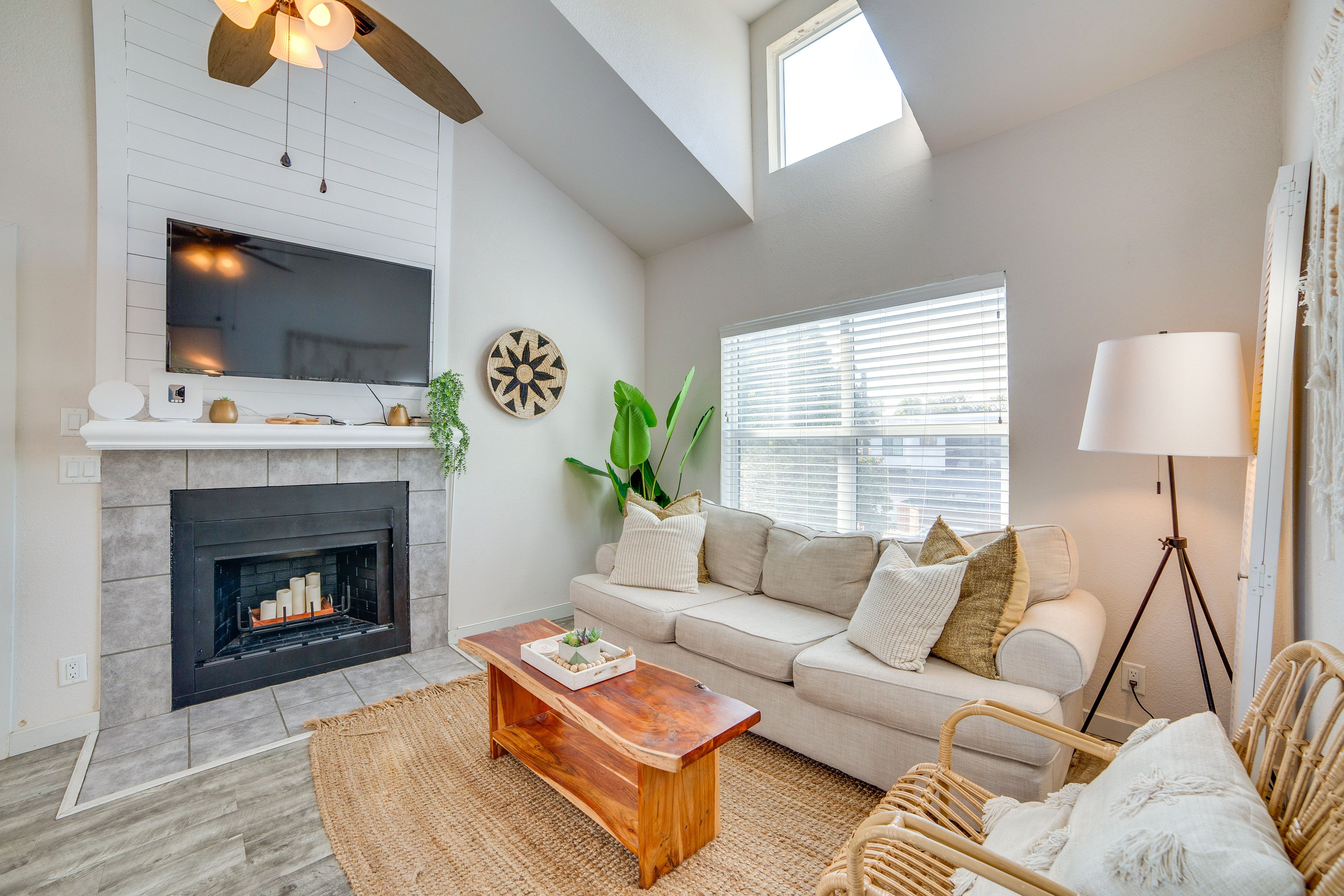 Dallas Vacation Rental | 1BR | 1BA | 580 Sq Ft | Stairs Required