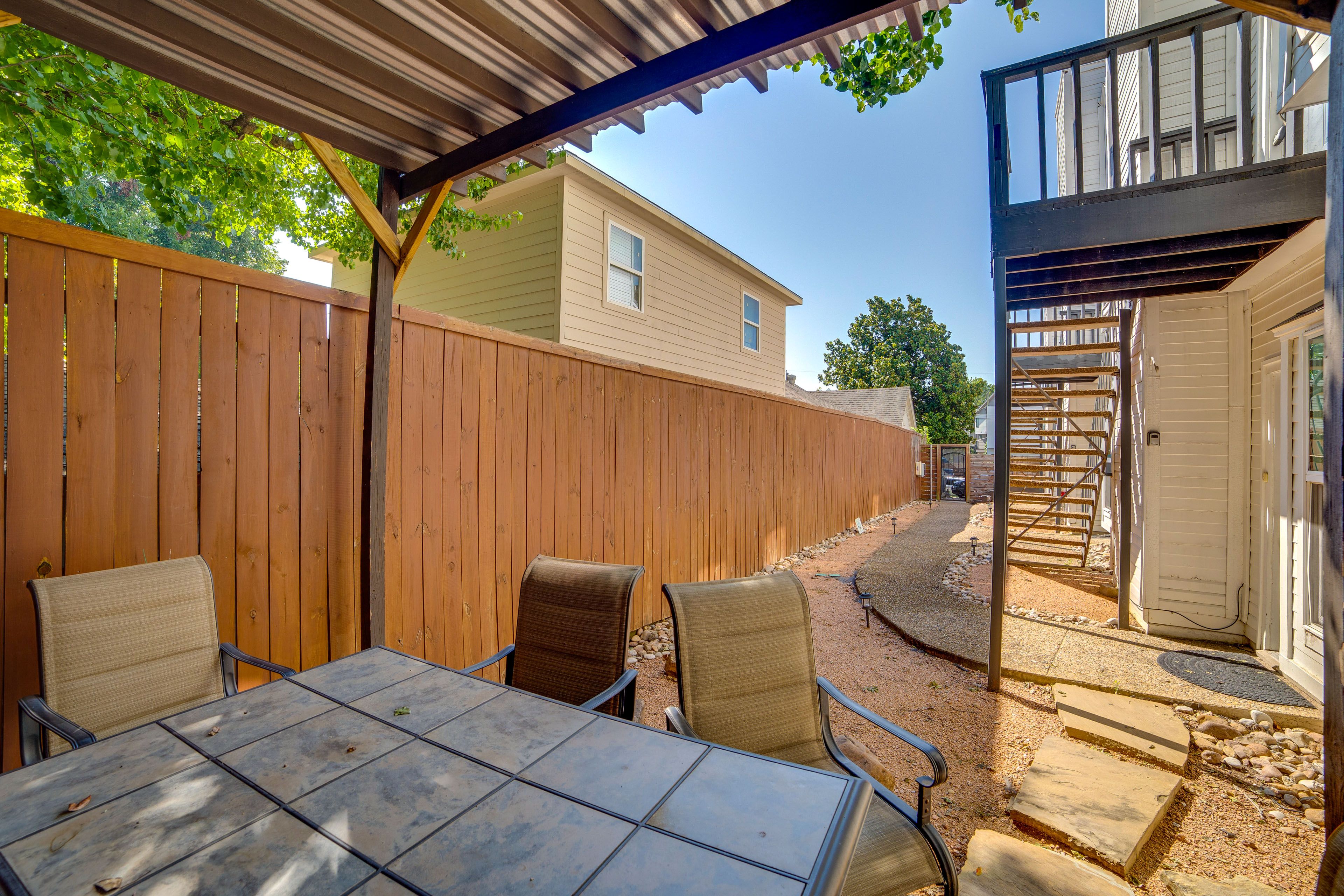Shared Patio | Self Check-In | 4 Mi to American Airlines Center