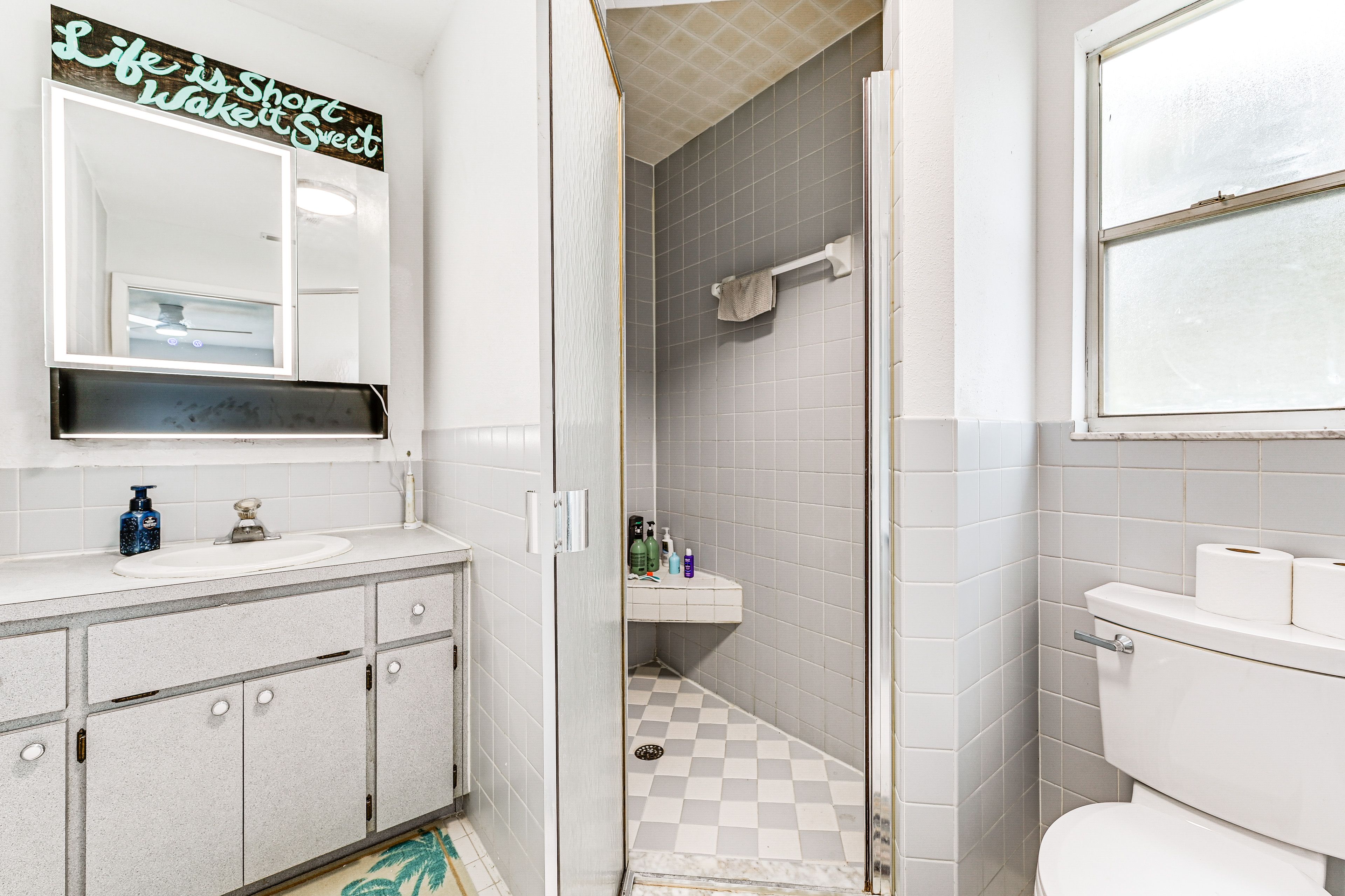 Full Bathroom | Complimentary Toiletries | Towels Provided