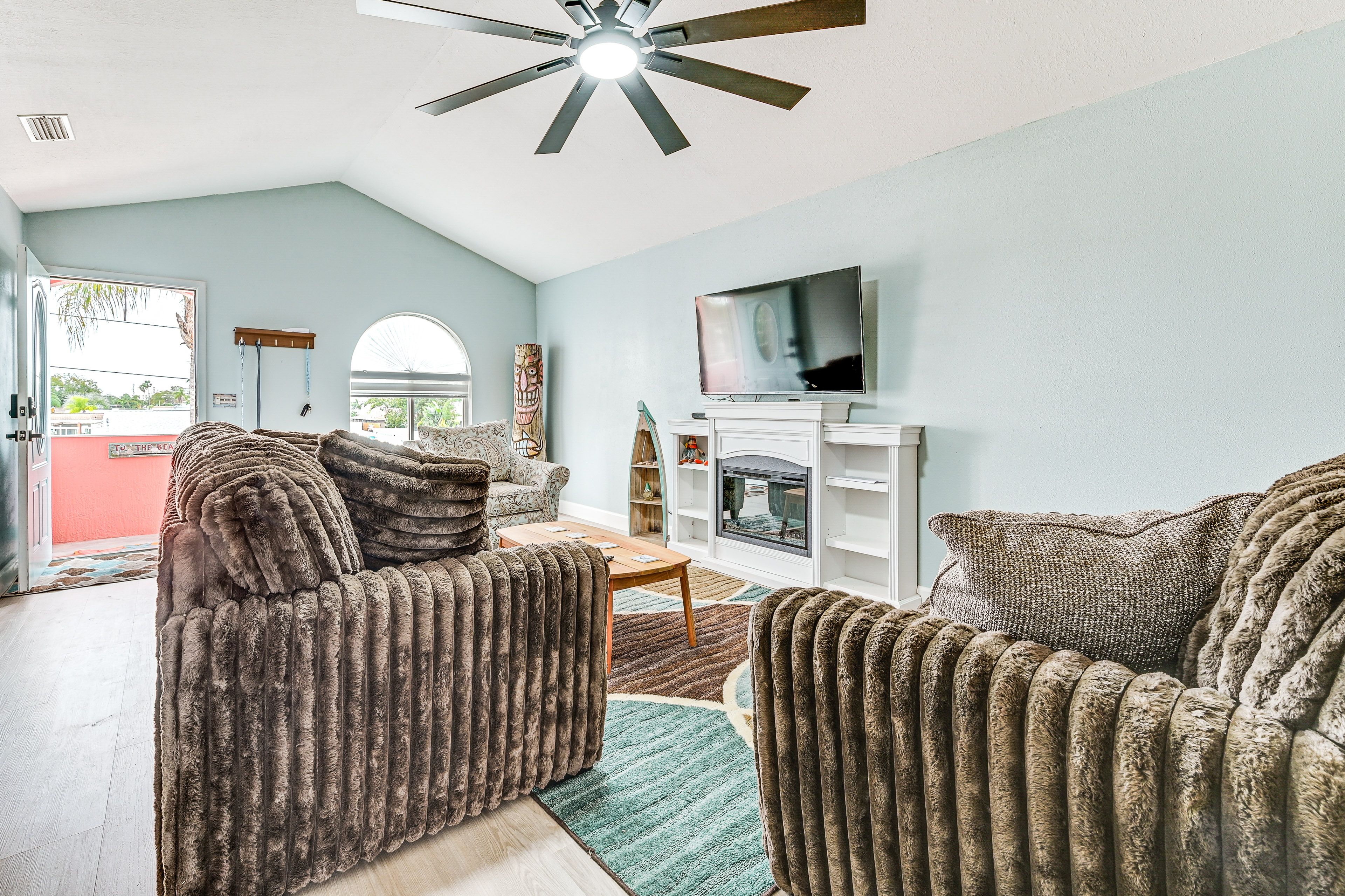 Living Room | Smart TV | Central Heating & A/C | Free WiFi