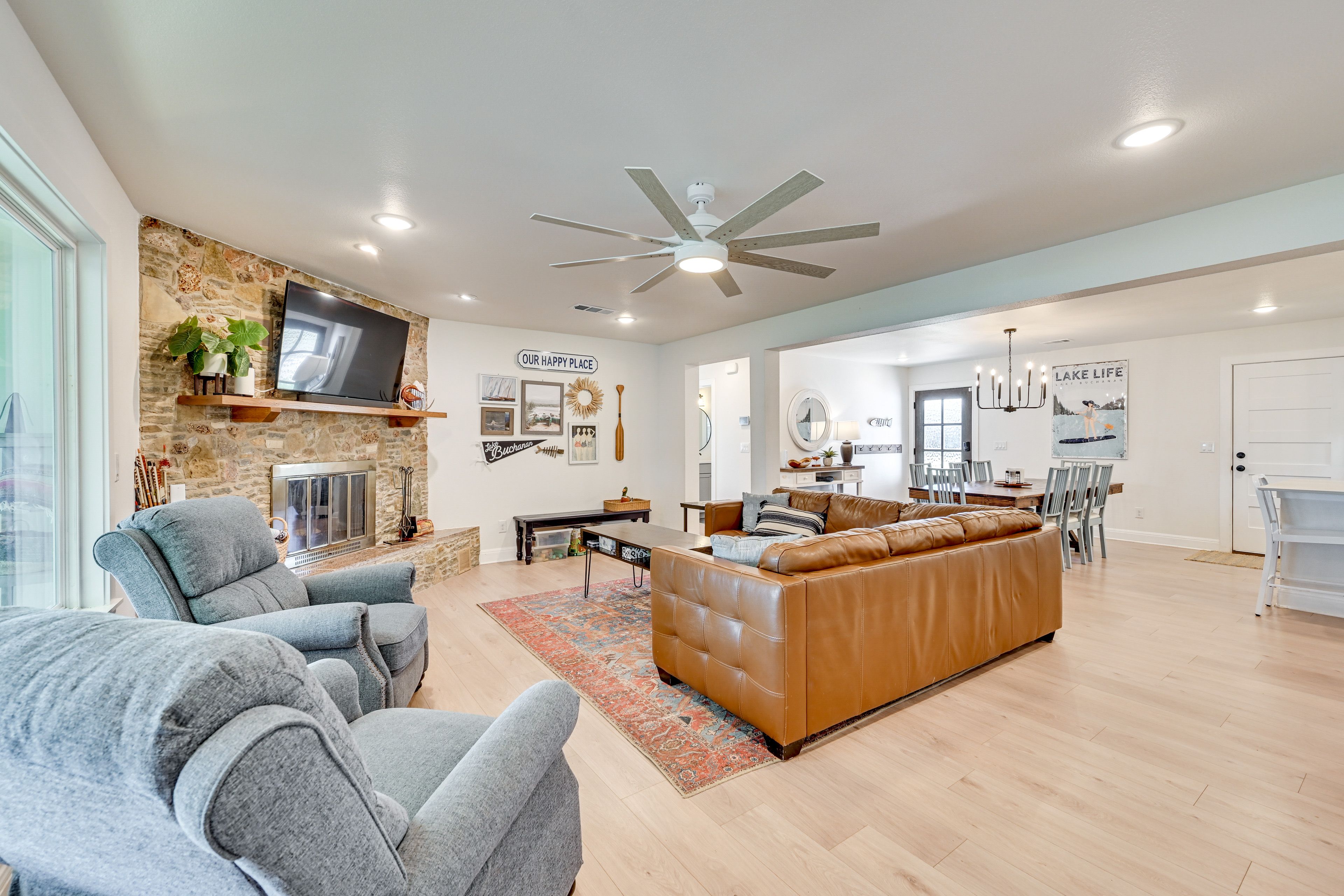 Living Room | Free WiFi | Central Heating & A/C | Smart TV | 1st Floor