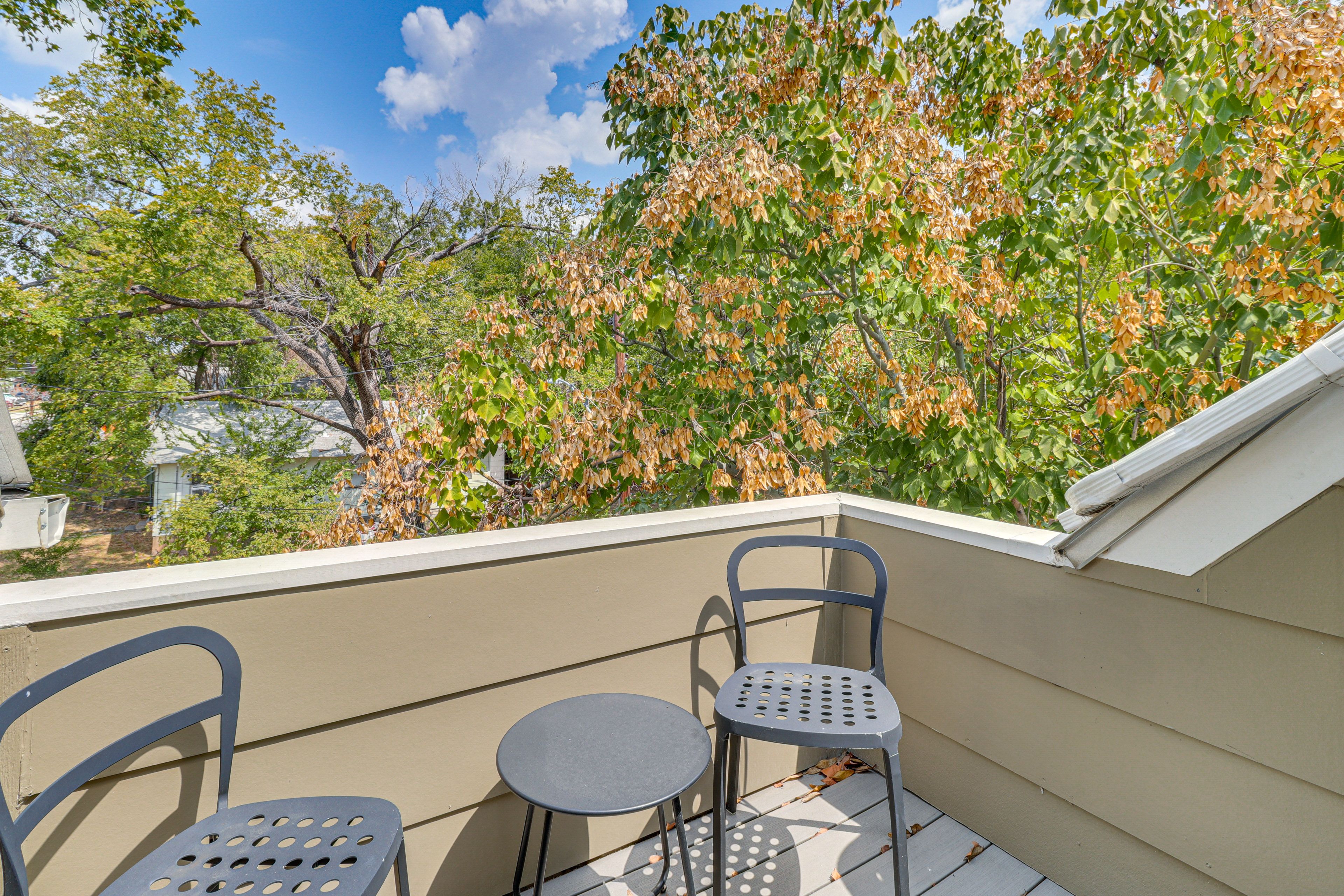Balcony w/ Seating