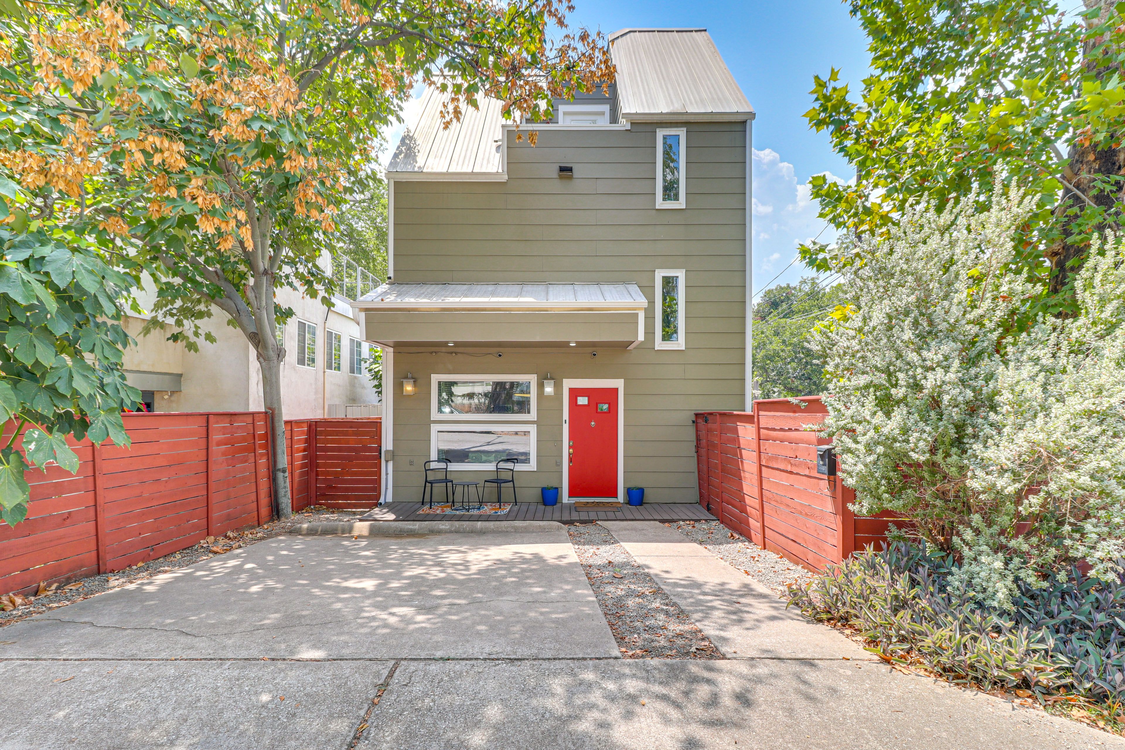 Austin Vacation Rental | 2BR | 2.5BA | 1,440 Sq Ft | 2 Steps to Enter