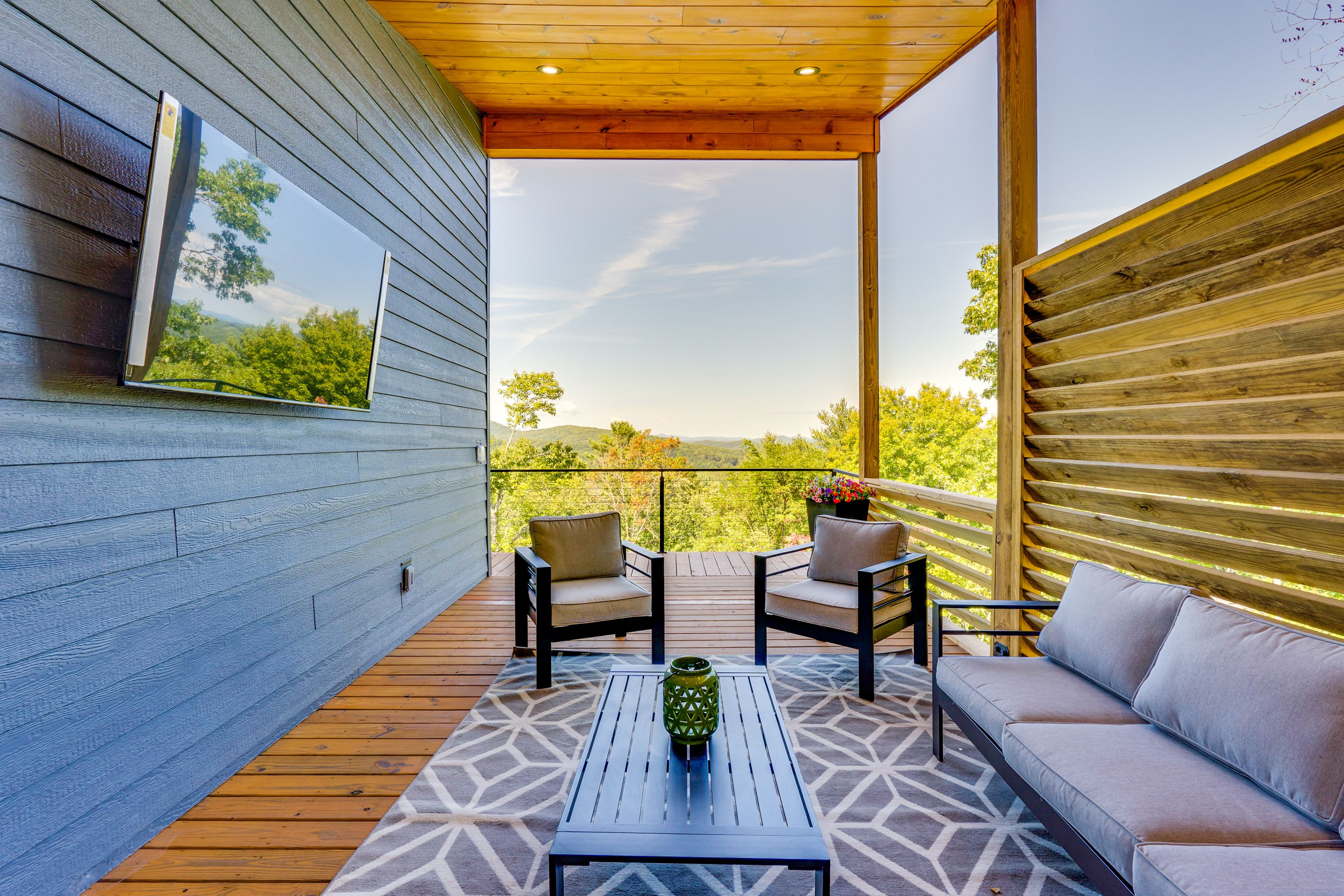 Upper Deck | Outdoor TV | Mountain Views