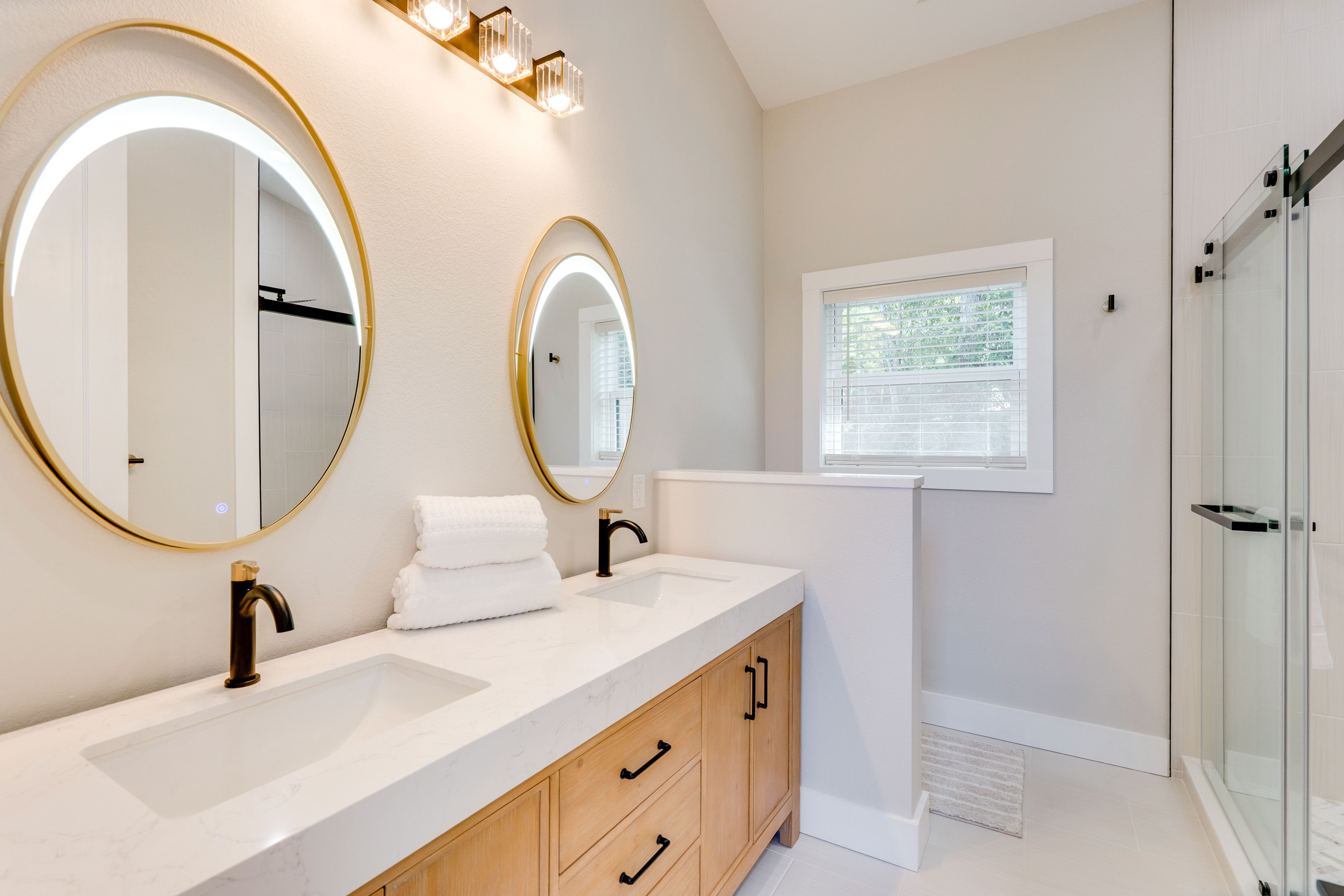 En-Suite Bathroom | Main Level | Towels Provided