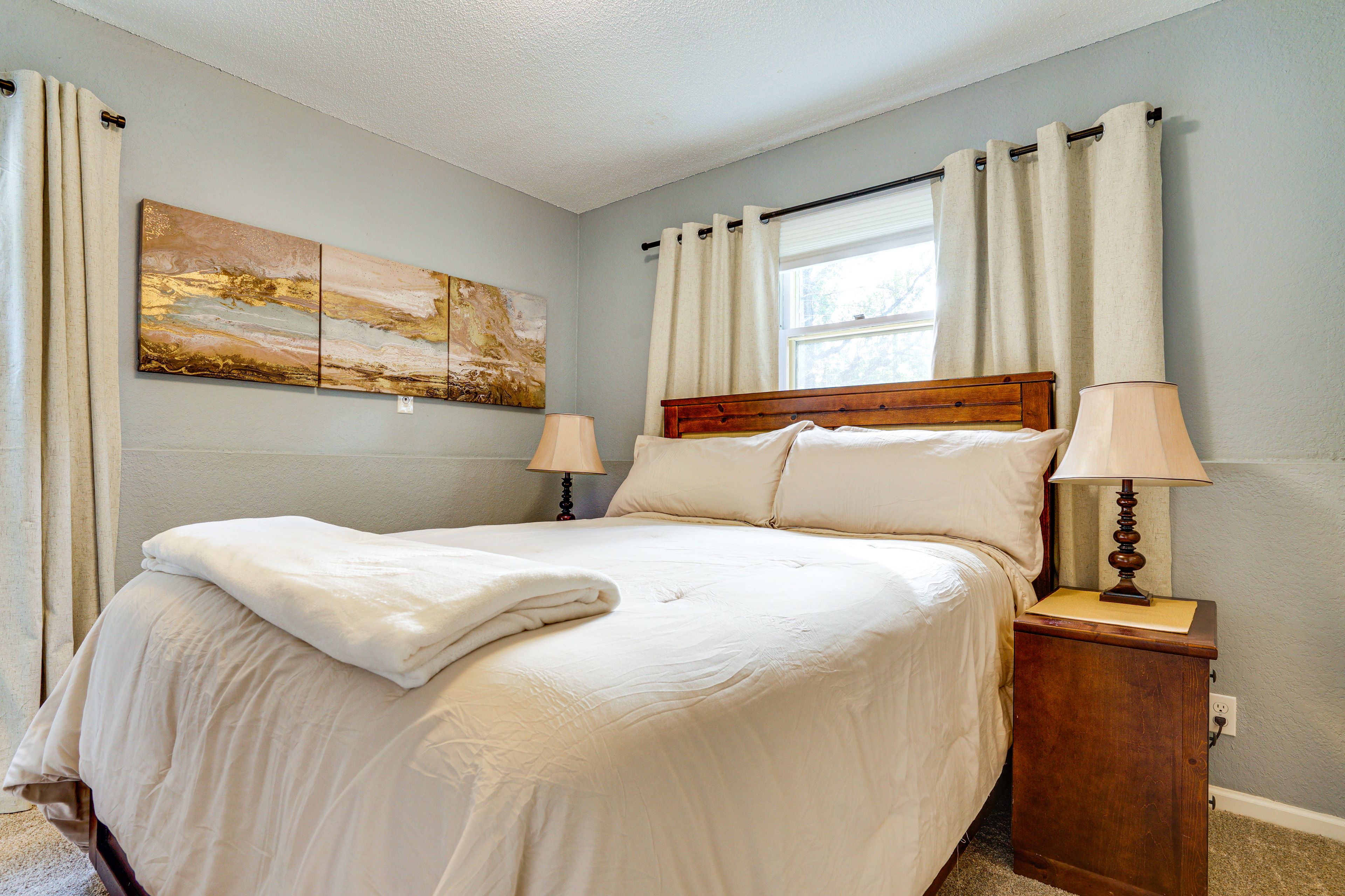 Bedroom 1 | Queen Bed