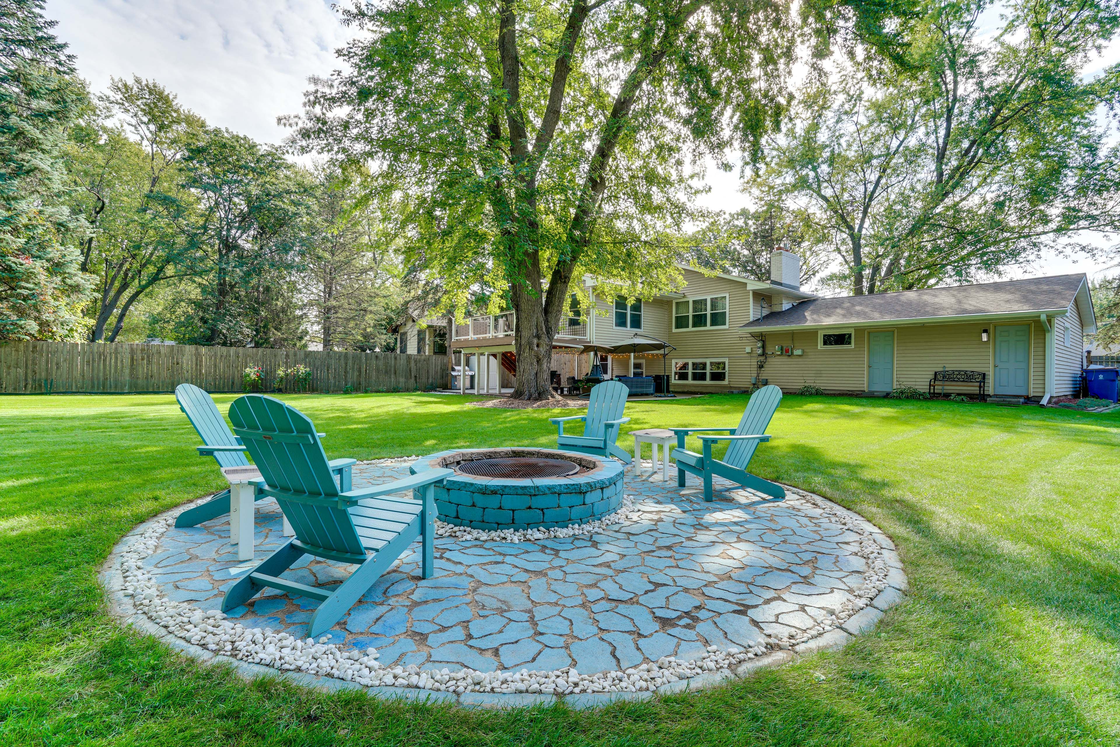 Private Yard & Patio | Gas Grill | Dining Table