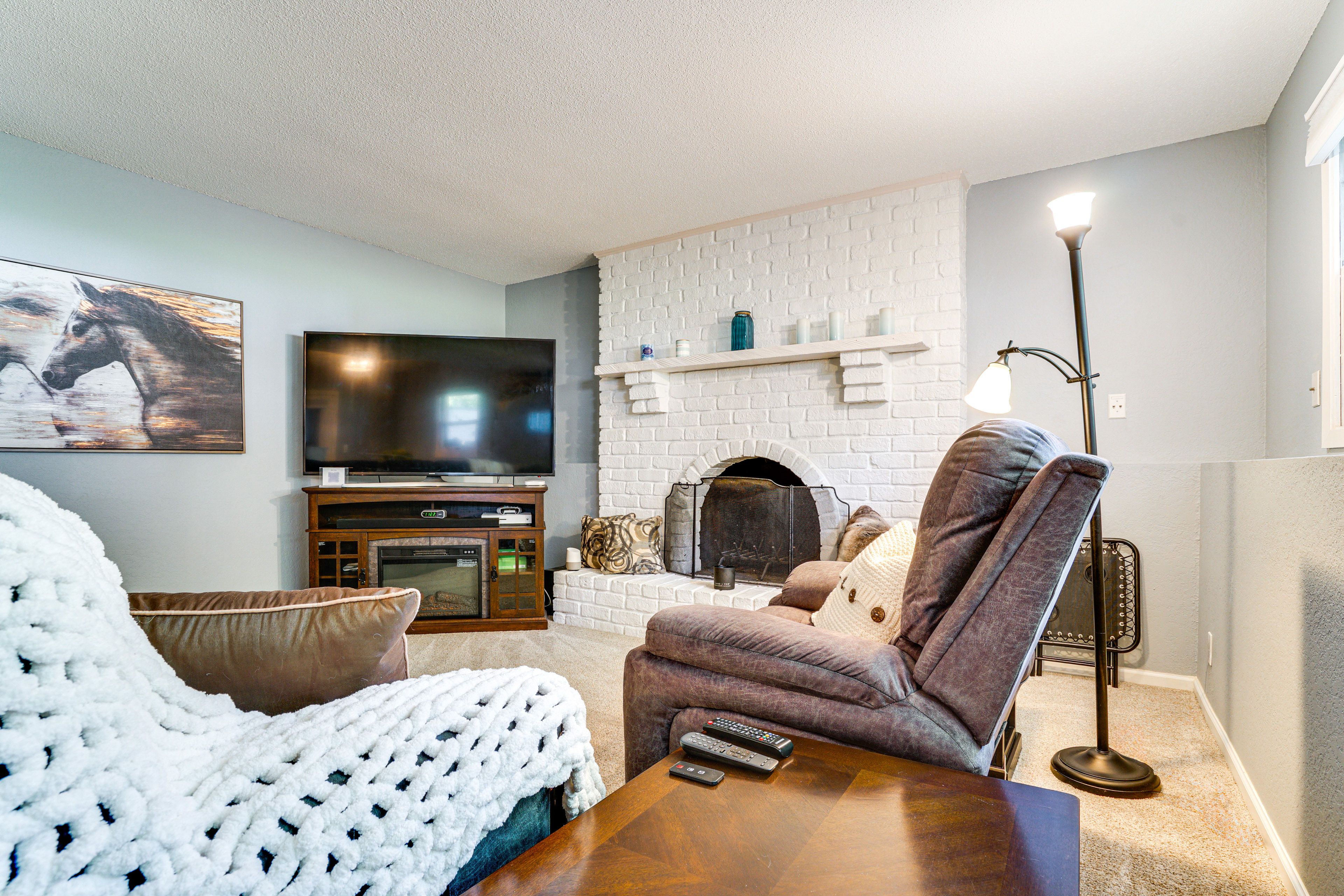 Living Room | Smart TV | Free WiFi | Board Games