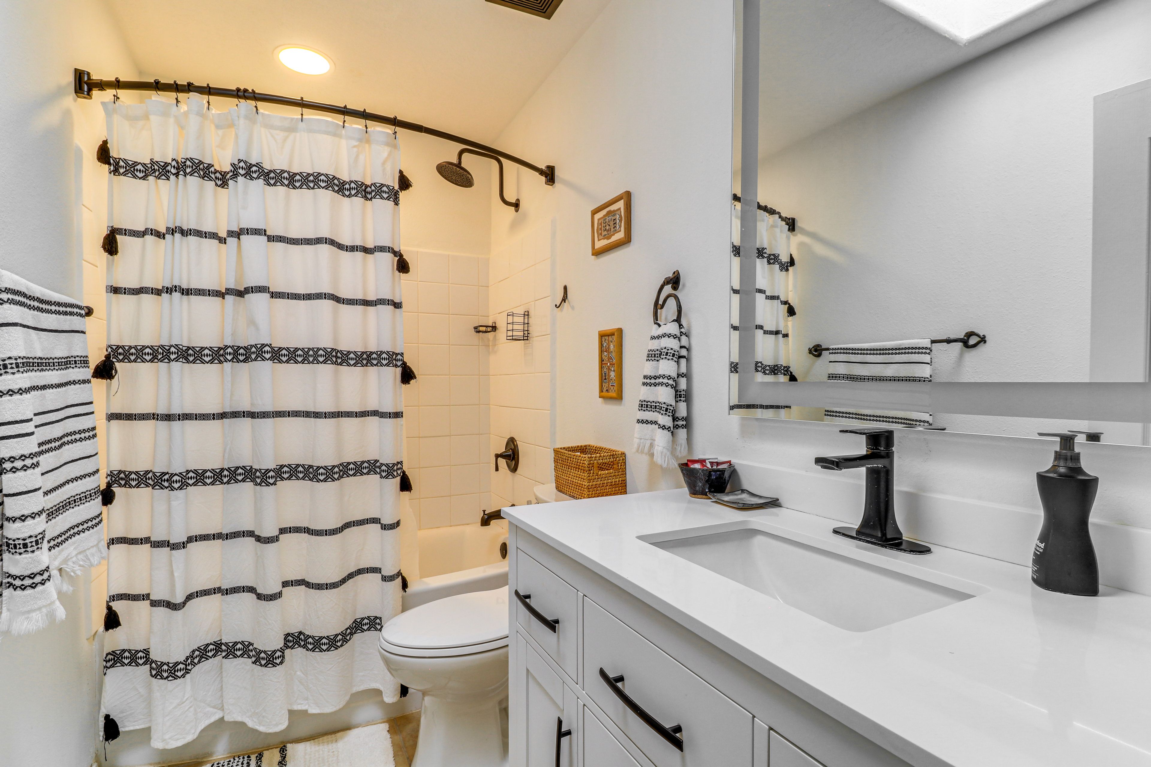 Full Bathroom | Complimentary Toiletries | Hair Dryer