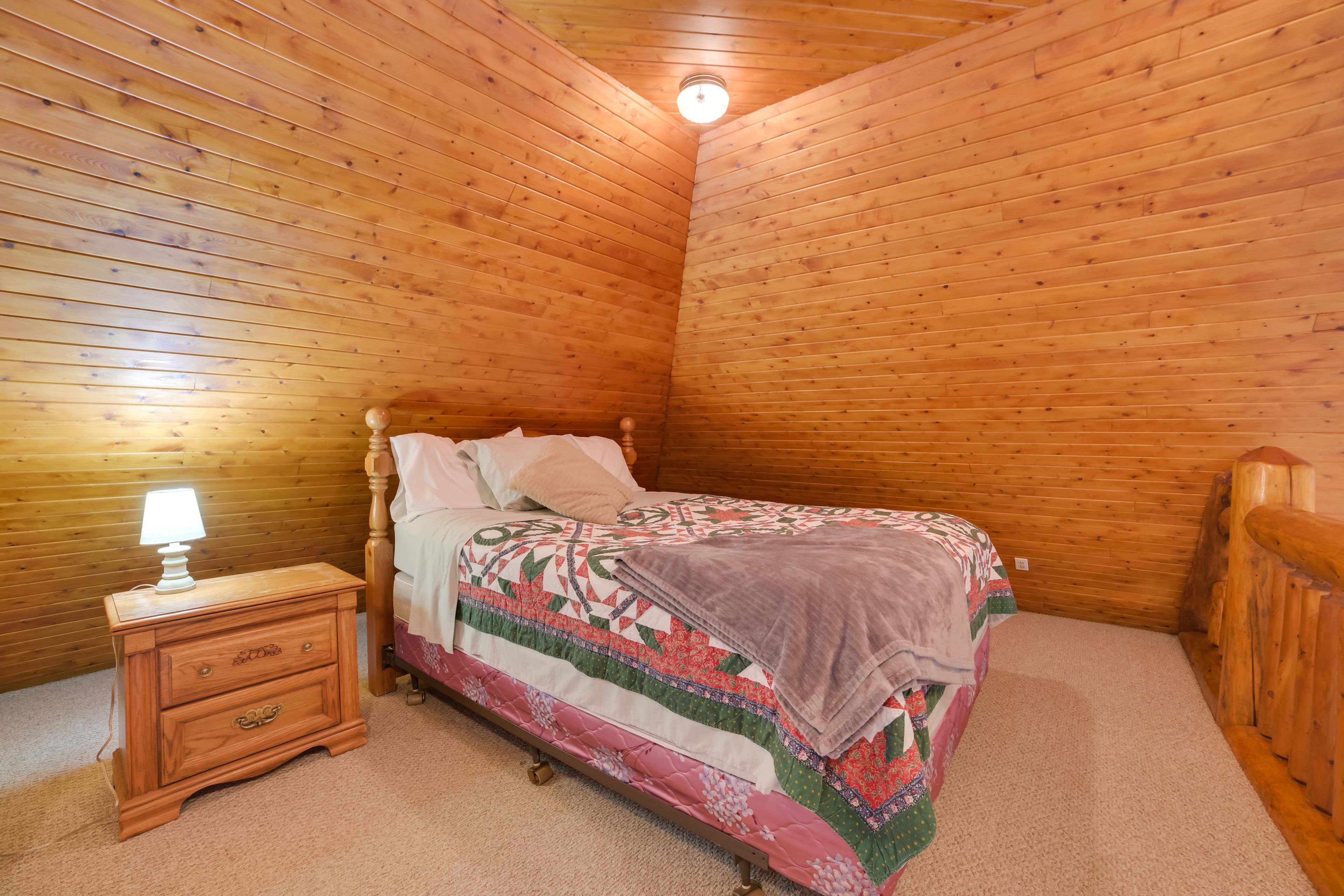 Loft | Queen Bed | 2nd Floor