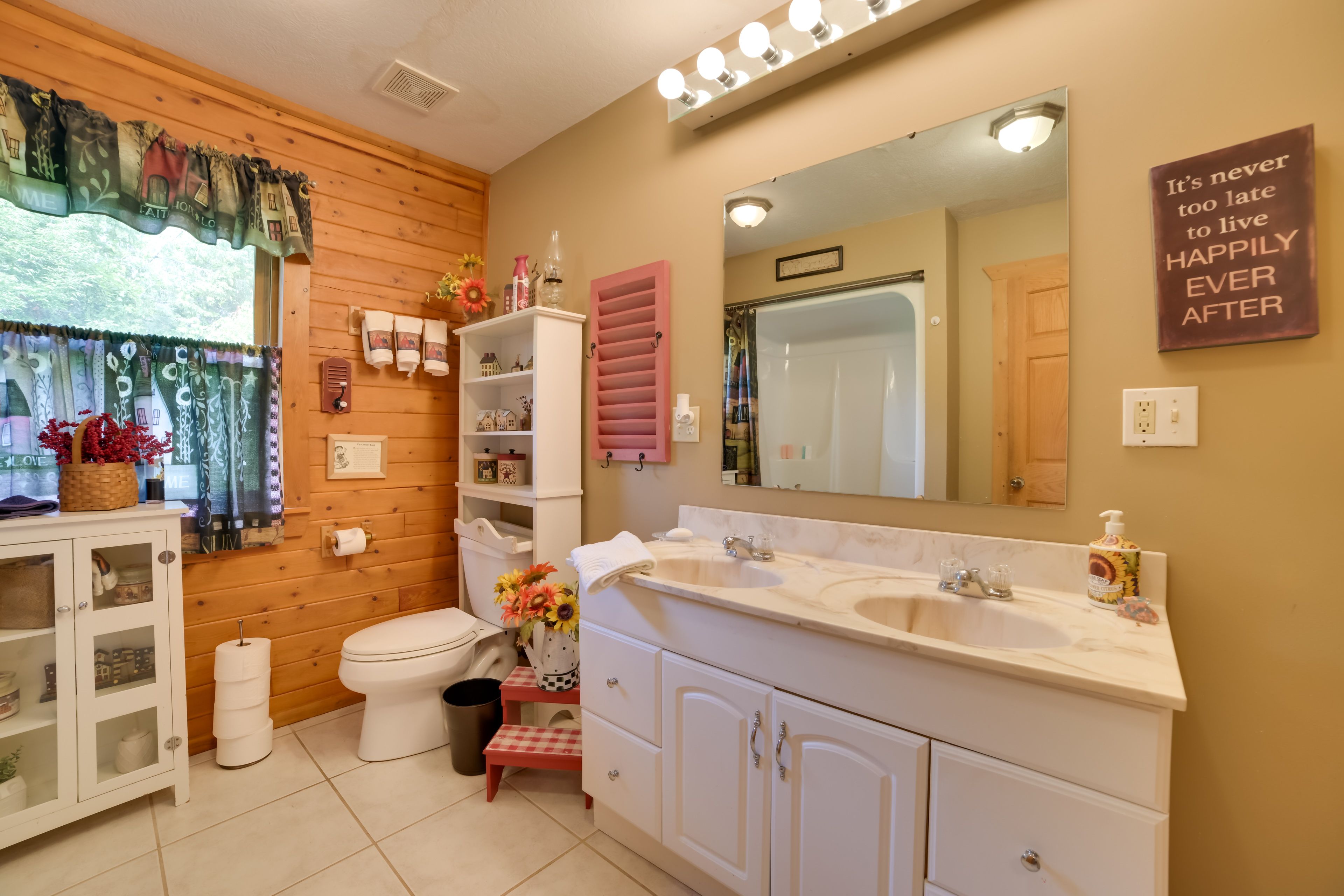 Bathroom | Bathtub/Shower | 1st Floor