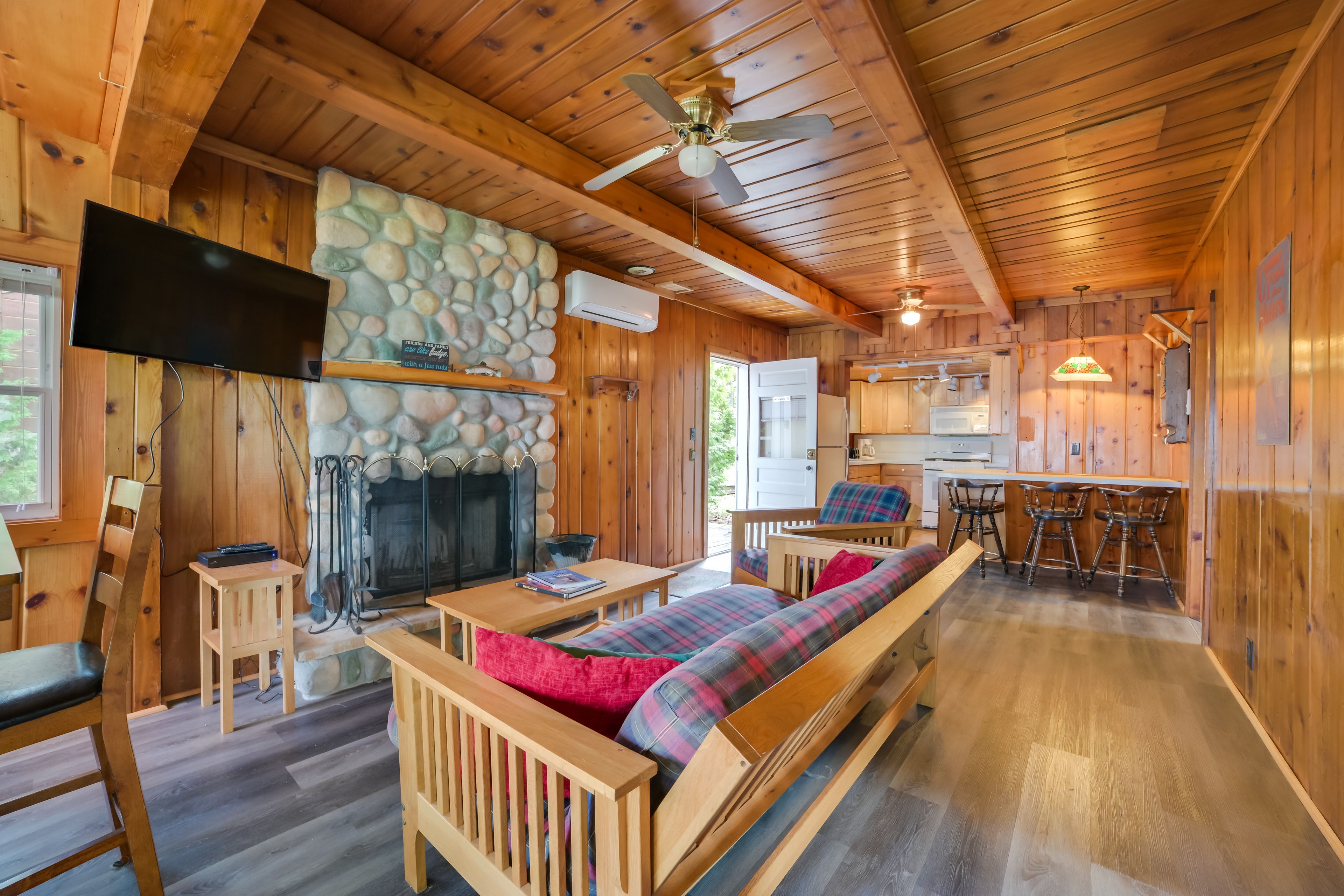 Living Room | Smart TV | Board Games | Futon