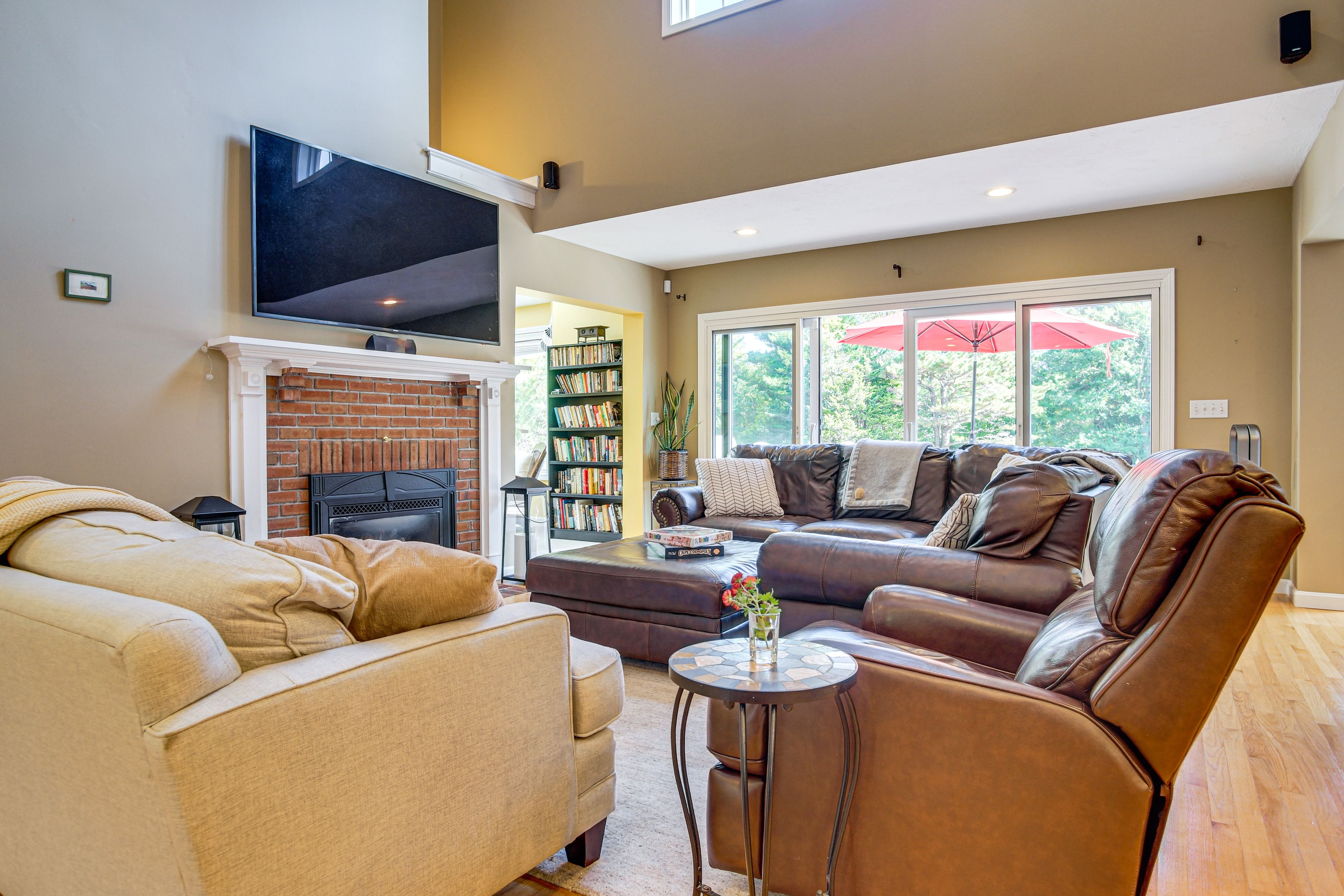 Living Room | Main Level | Free WiFi | Smart TV