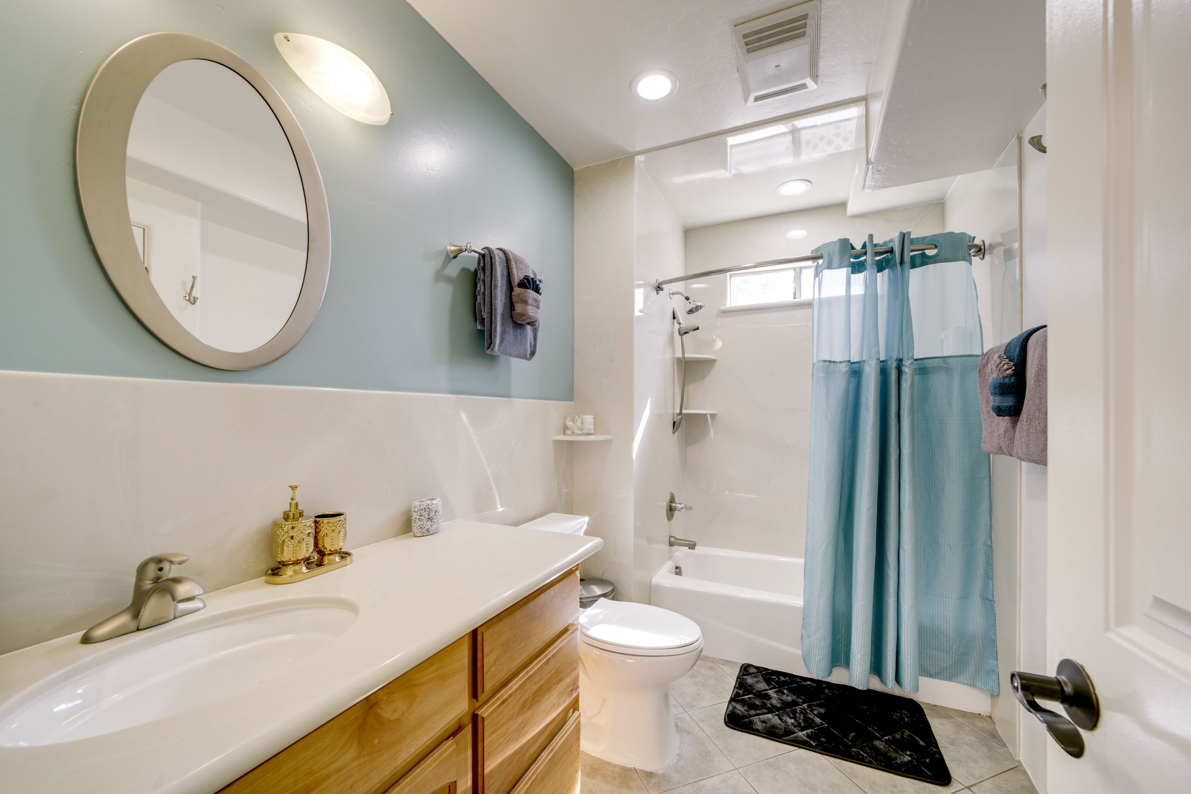 Full Bathroom | 1st Floor | Towels Provided | Shower/Tub Combo