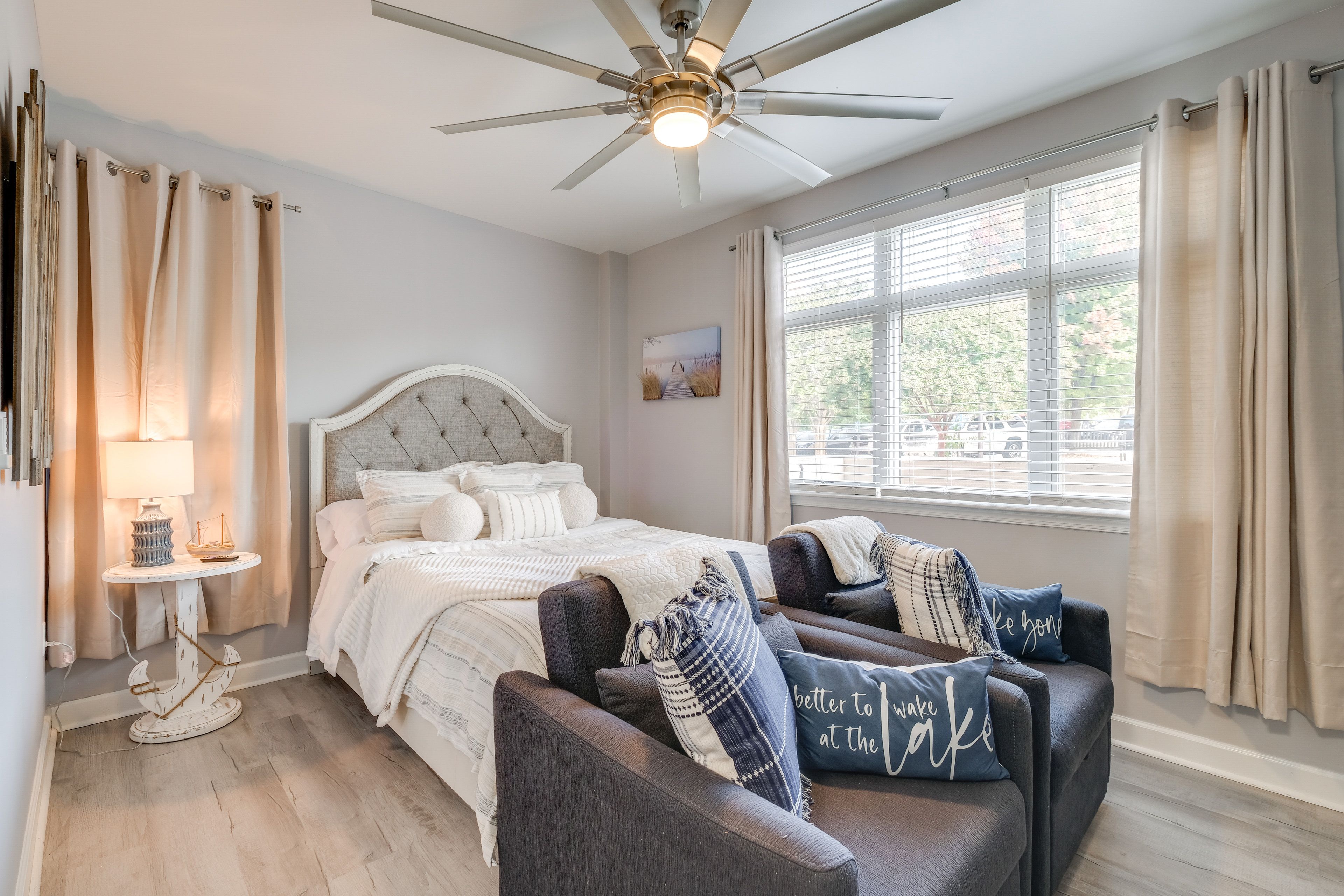 Studio | Queen Bed | 2 Twin Futon Chairs | Smart TV | Free WiFi