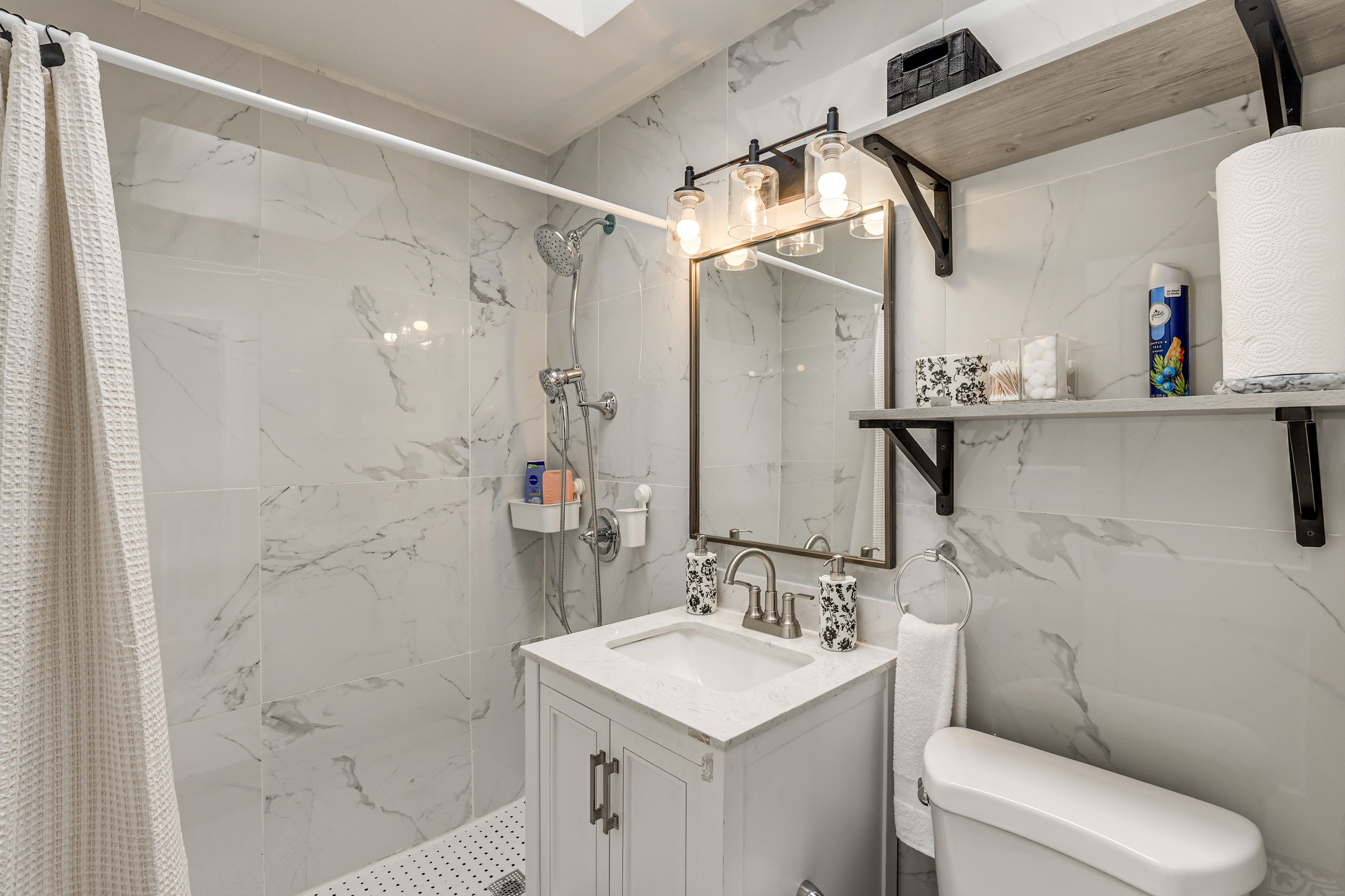 Full Bathroom | Towels & Linens Provided | 2nd Floor